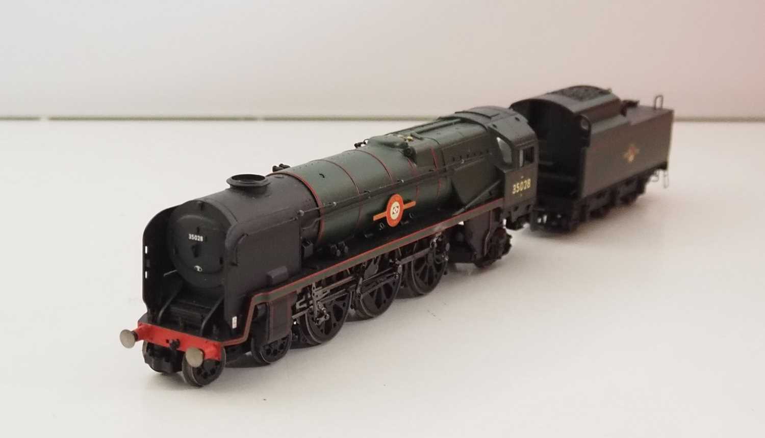 A HORNBY OO gauge R1073 VSOE British Pullman Boxed Set comprising a Merchant Navy class steam - Image 6 of 9