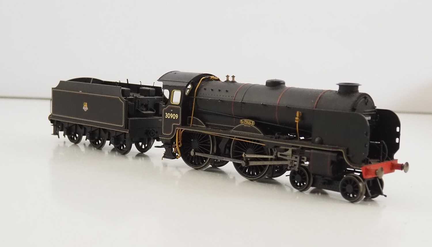 A HORNBY OO gauge R2898XS Schools Class steam locomotive in BR black livery 'St Paul's' - DCC - Image 4 of 5