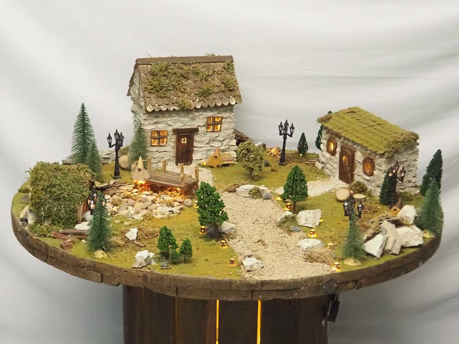Nick Zammeti cable reel table top model hamlet diorama - Nick says 'How can you make a Miniature - Image 7 of 12