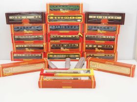 A group of HORNBY OO gauge coaches in various liveries - VG in G/VG boxes (where boxed) (23)