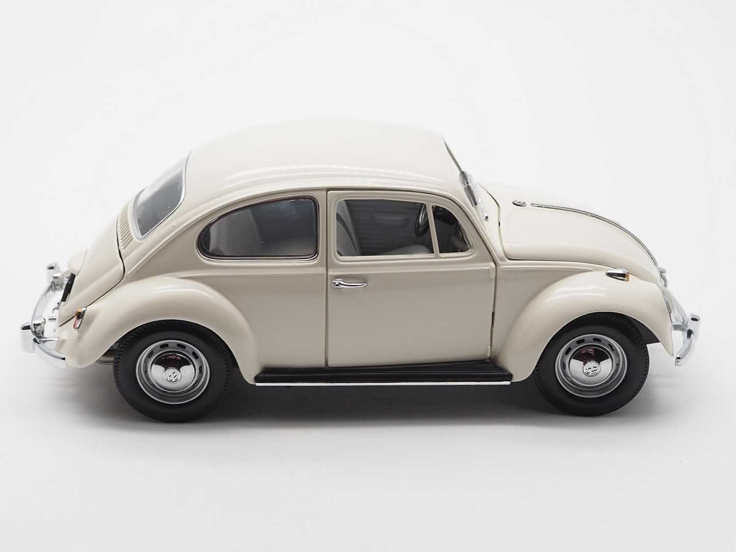 A group of FRANKLIN MINT and DANBURY MINT 1:24 scale diecast vehicles comprising: Volkswagen Beetle, - Image 12 of 13