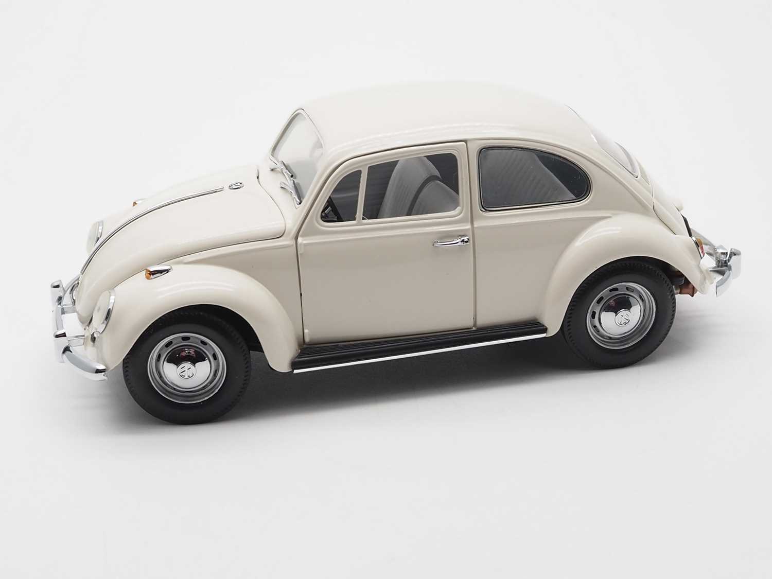 A group of FRANKLIN MINT and DANBURY MINT 1:24 scale diecast vehicles comprising: Volkswagen Beetle, - Image 11 of 13