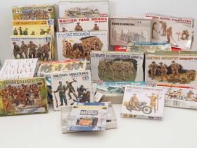 A group of plastic military kits - mostly soldier figures, and other accessories by ITALERI,