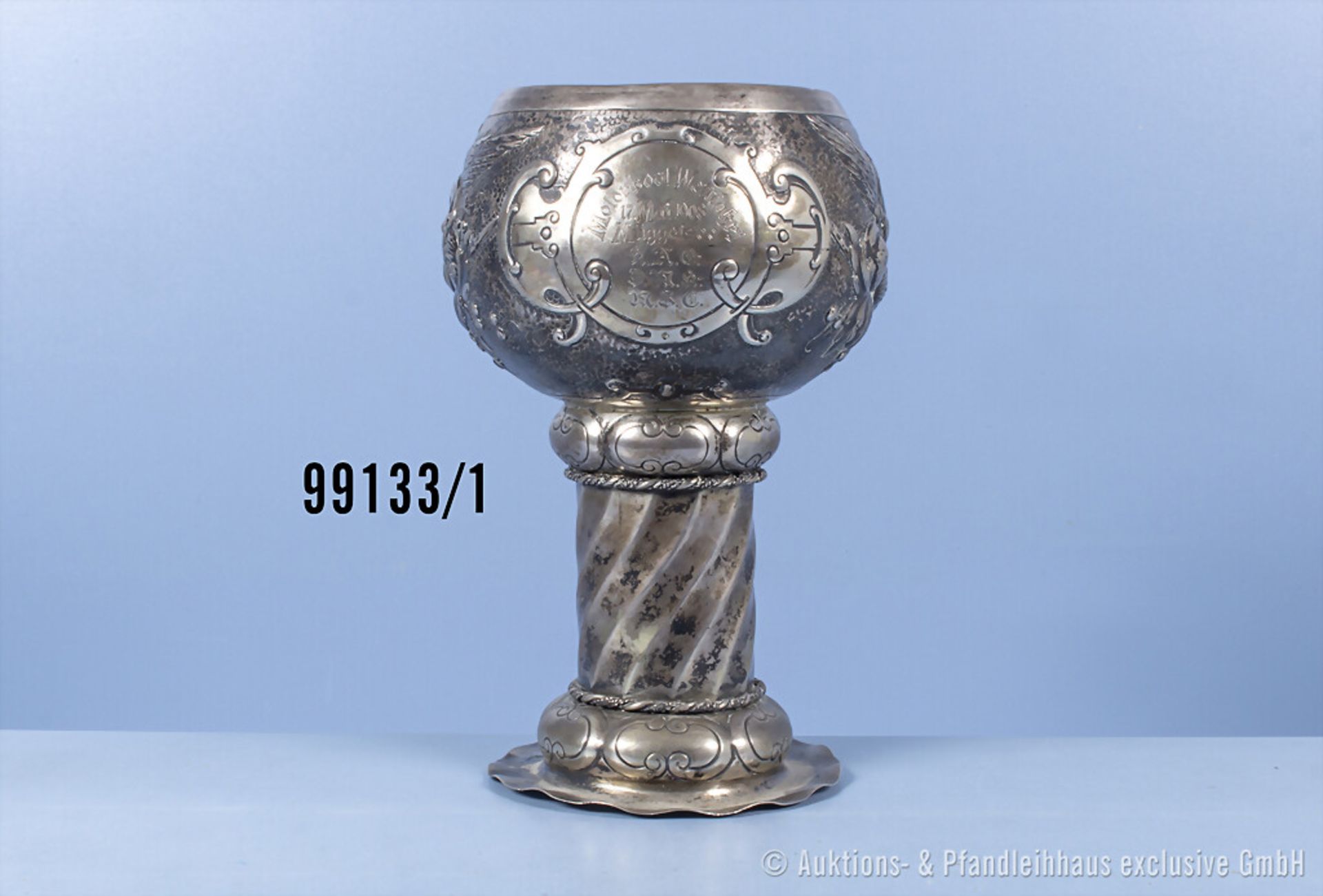 Pokal in Form eines Römers, Verzierung oben jeweils mit Adler, Vorderseite mit Gravur ...