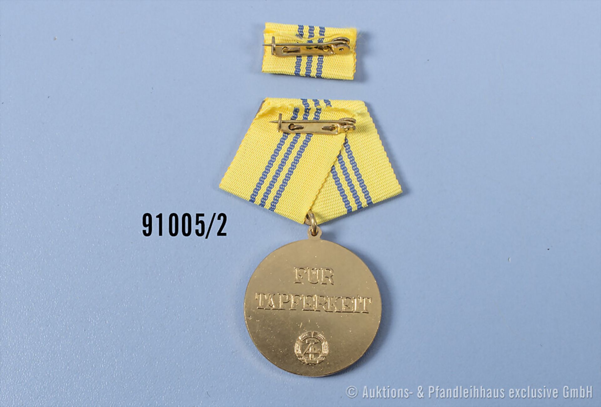 DDR Blücher-Medaille für Tapferkeit in Gold, 2. Fertigung (1980), an Pentagonal-Spange, ... - Image 2 of 2