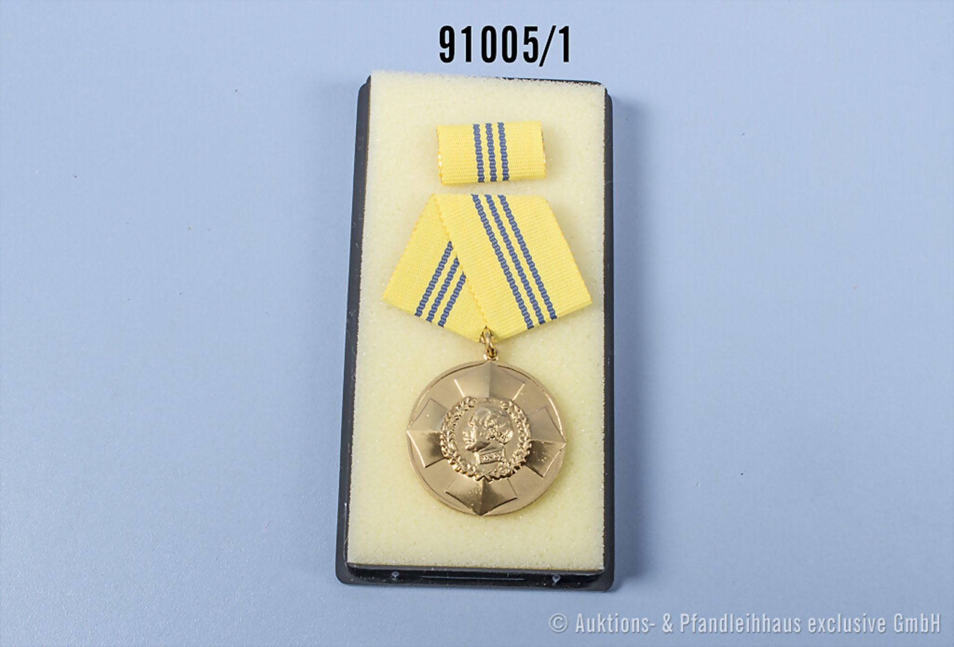 DDR Blücher-Medaille für Tapferkeit in Gold, 2. Fertigung (1980), an Pentagonal-Spange, ...