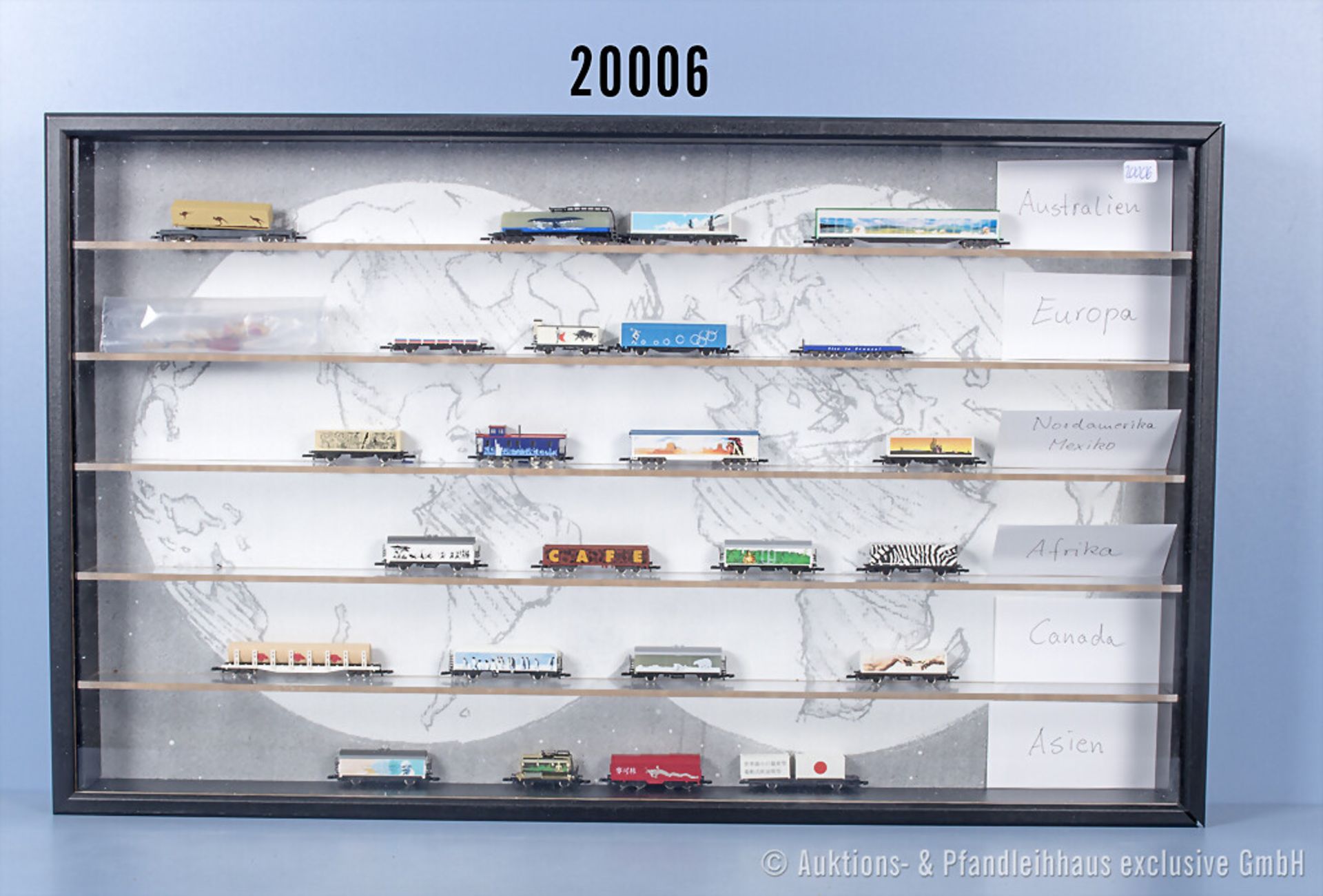 Märklin Spur Z Präsentationsvitrine mit 24 internationalen Wagen als ...