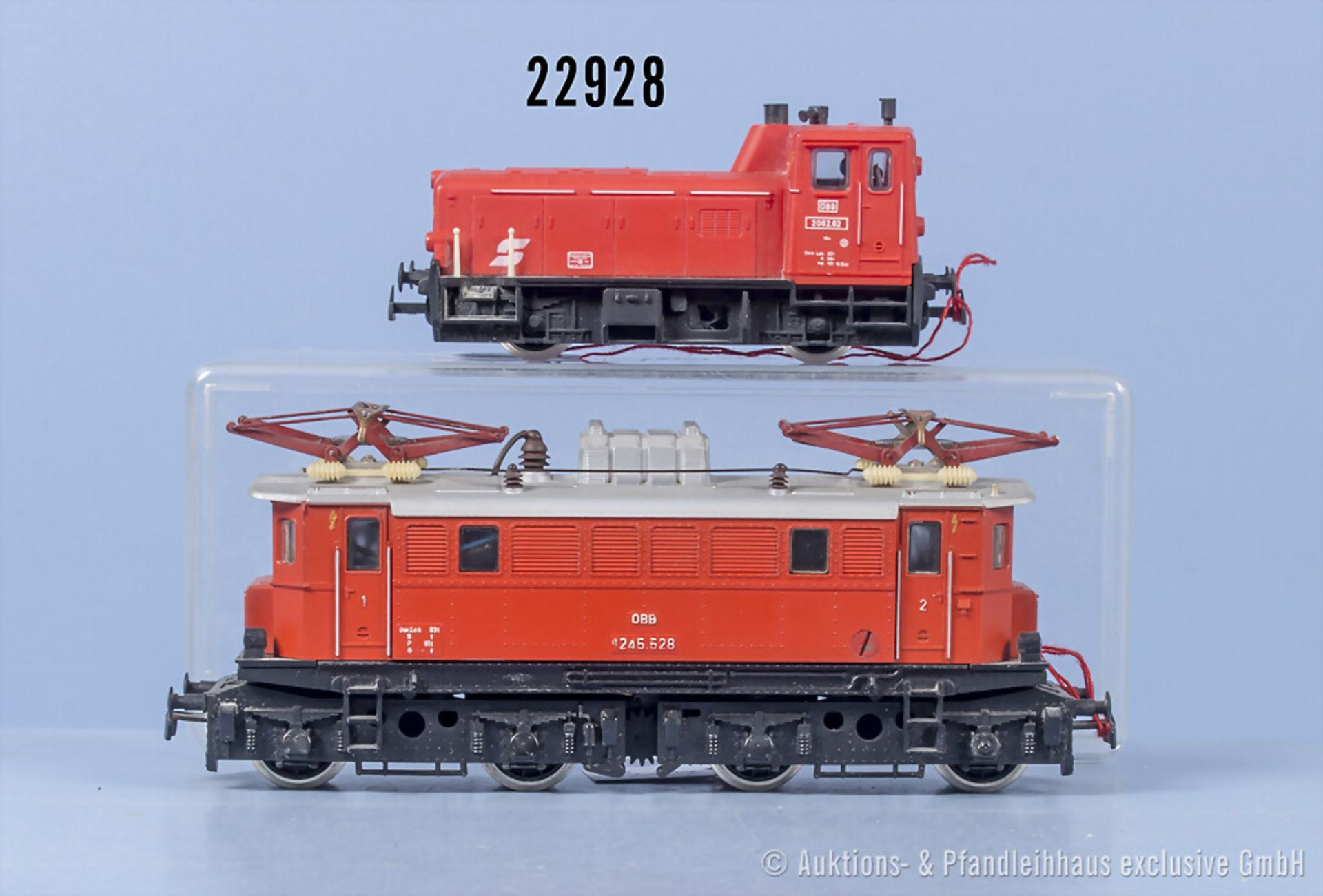 2 Kleinbahn H0 Loks, dabei E-Lok der ÖBB, BN 245.528 und Diesellok der ÖBB, BN 3062.82, ...