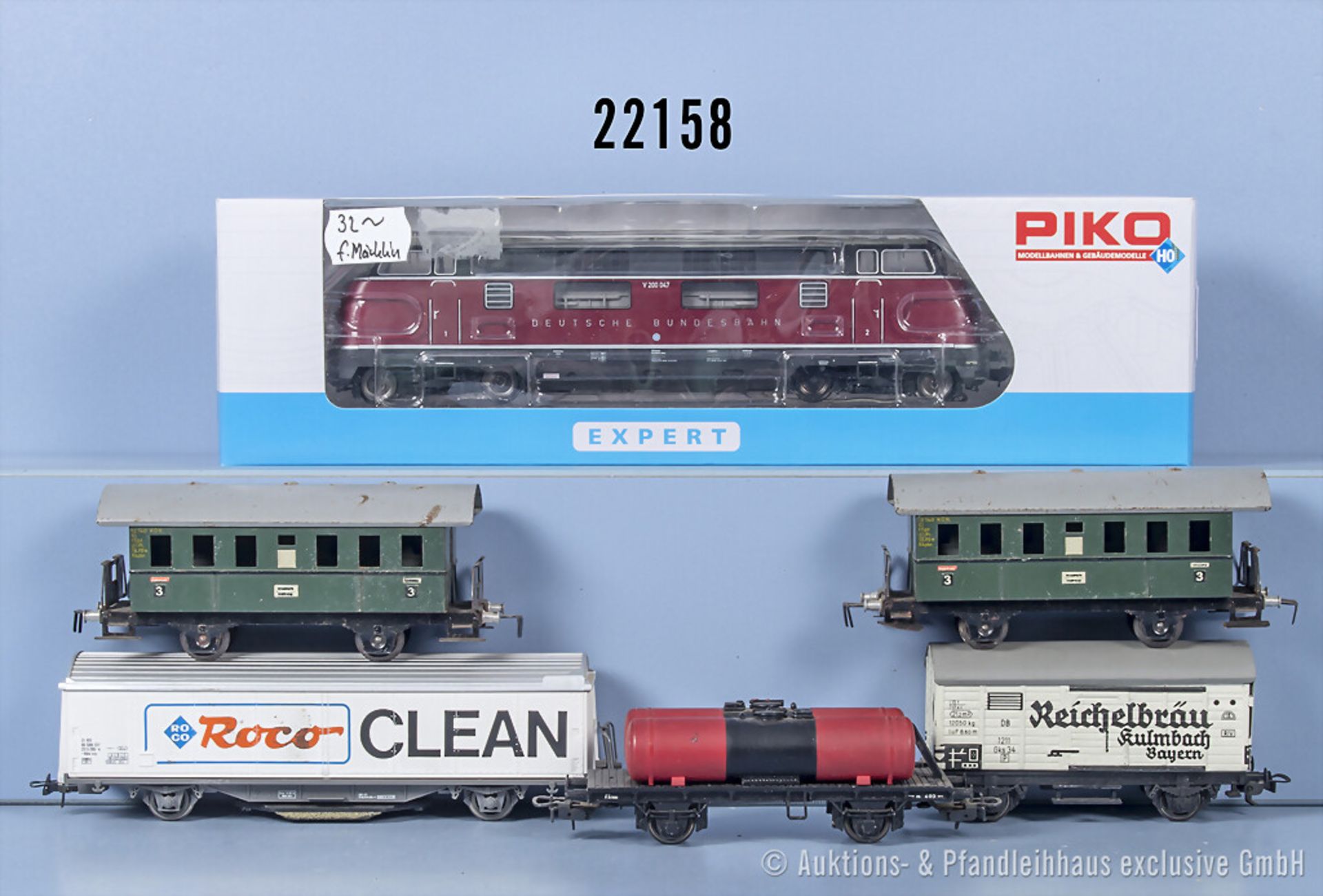 H0 Zug, dabei Piko 59701-2 Diesellok der DB, BN V200 047, 3-Leiter-Wechselstrom und 6 ...