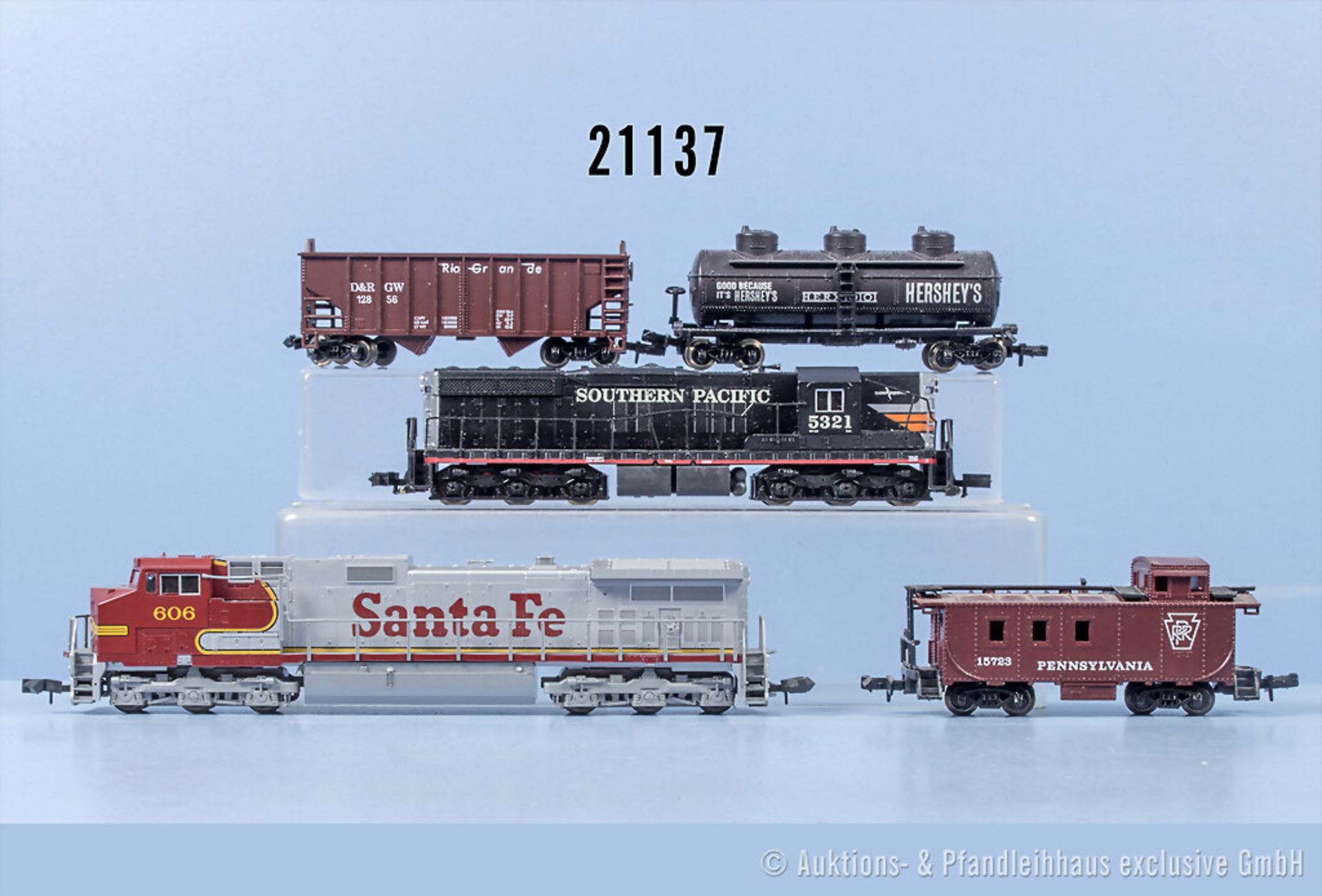Spur N Güterzug, dabei Diesellok der Santa Fe, BN 606, Diesellok der Southern Pacific, ...