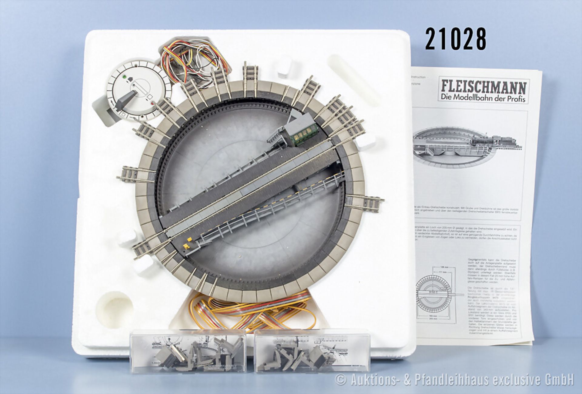 Fleischmann Spur N 9152 elektr. Drehscheibe mit 12 Abgängen und Spezialstellpult, Z ...