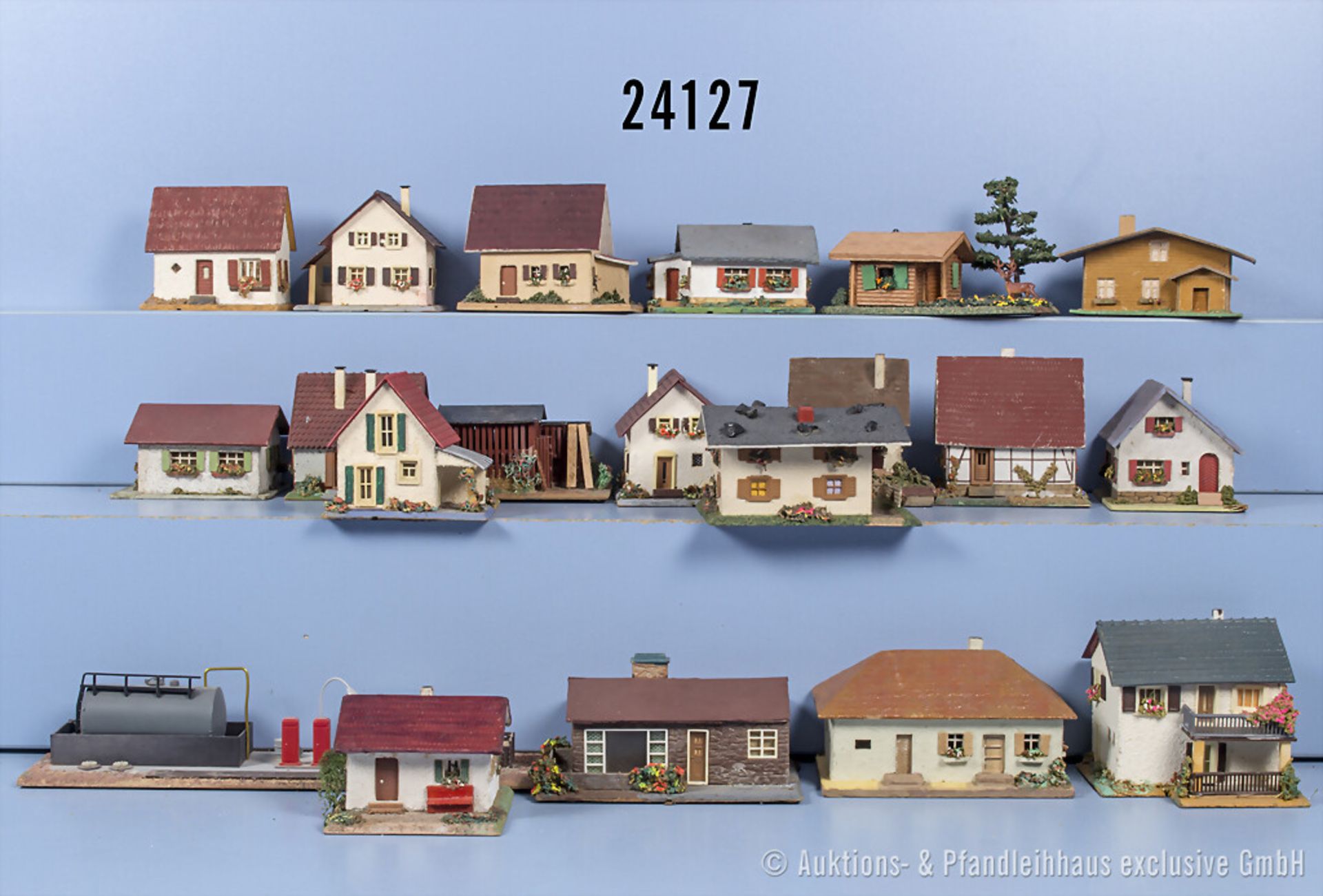 20 H0 Gebäude in Holzausf., dabei Dieseltankstelle, Wohnhäuser und Schuppen, versch. ...