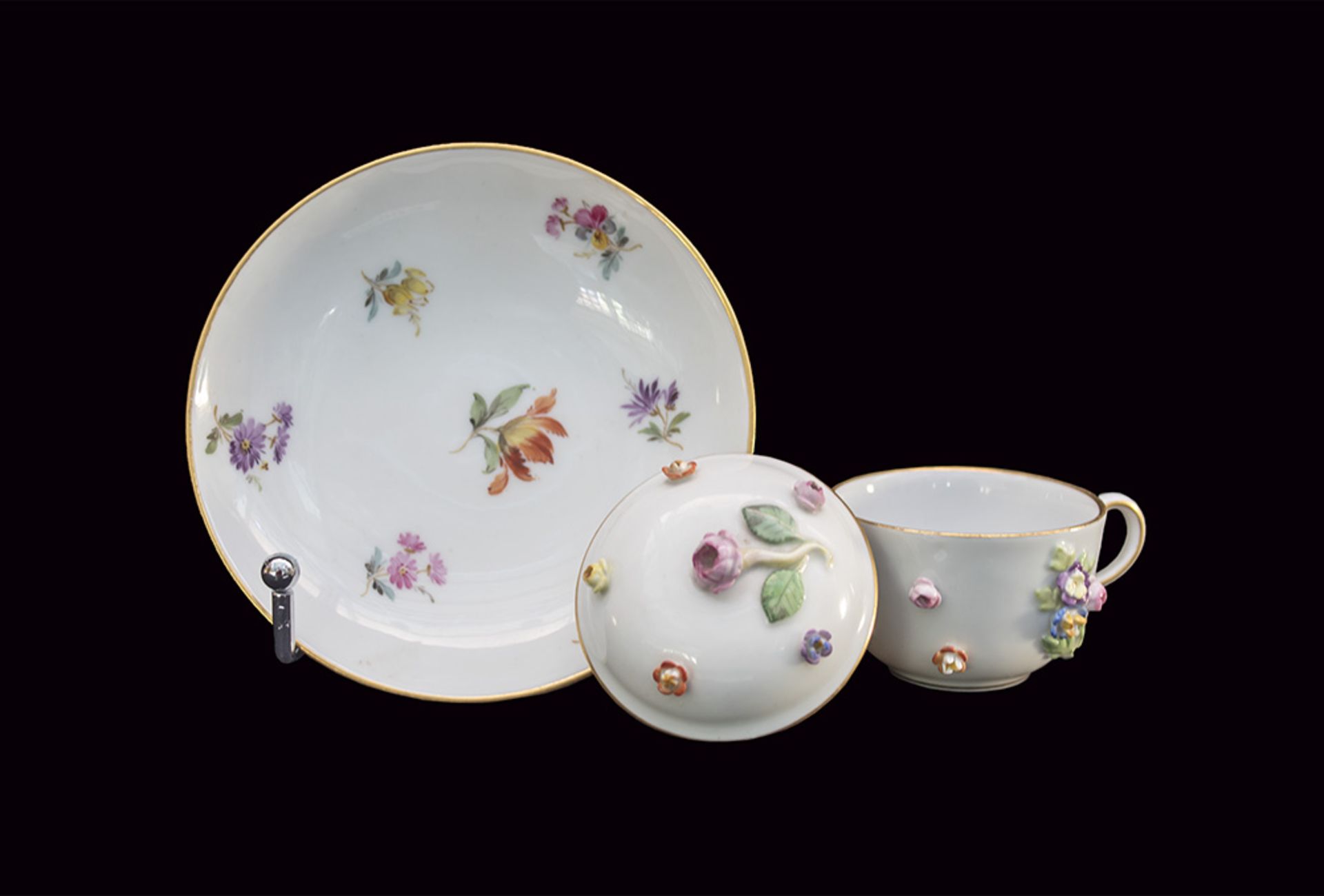 Meissen Ziertasse mit Untertasse, Porzellan, polychrome Bemalung, Goldstaffage, ...