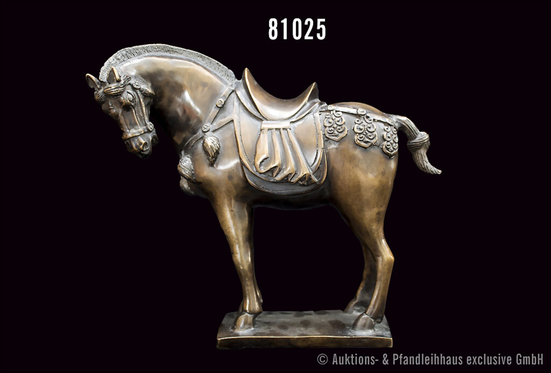 Stehendes Pferd im Stil der Tang-Dynastie, Bronze, Schmuckelement am Schweifgurt und ...
