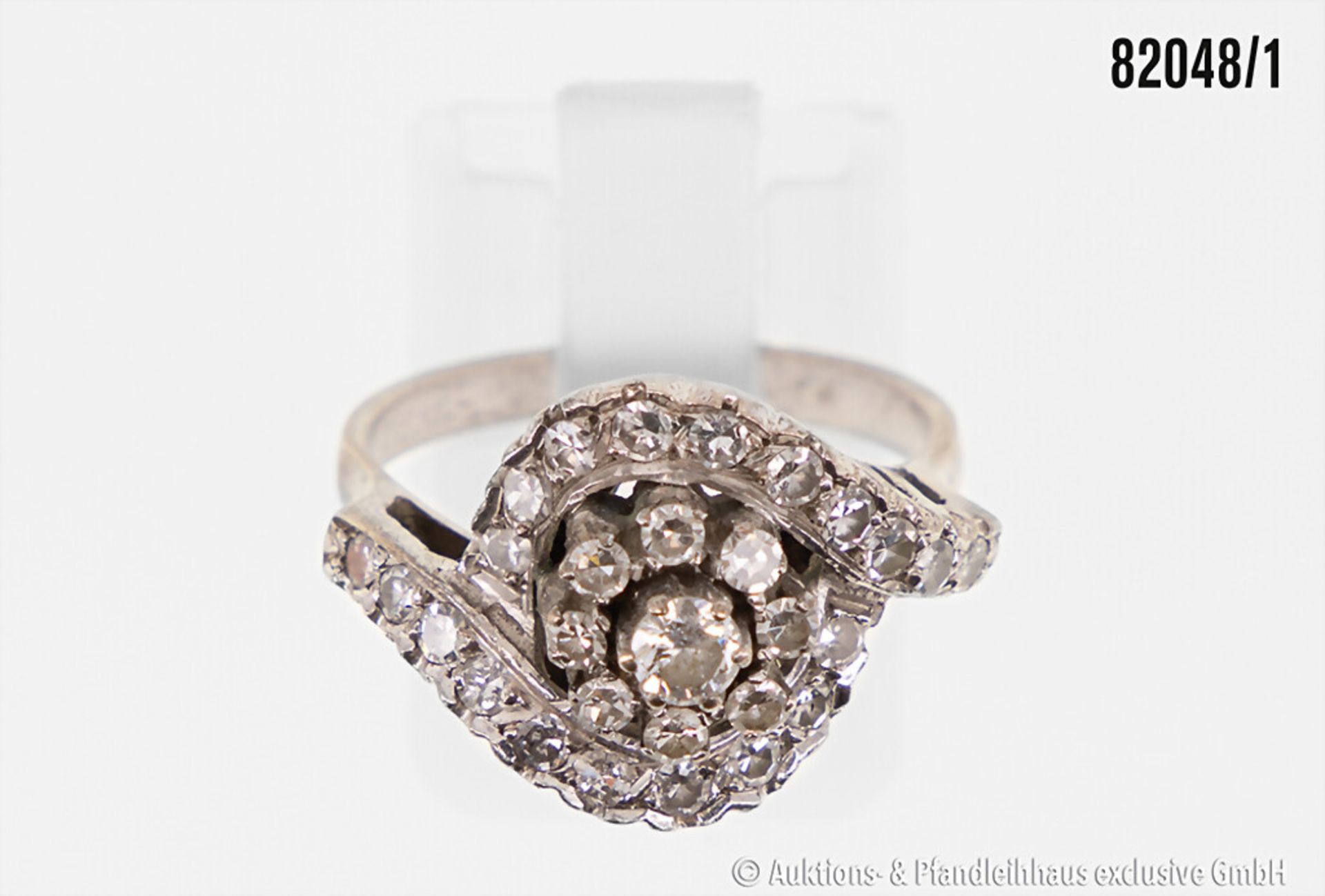Ring, 585 Weißgold, mit einem Brillanten ca. 0,15 ct. sowie weiteren Diamanten, zus. ...