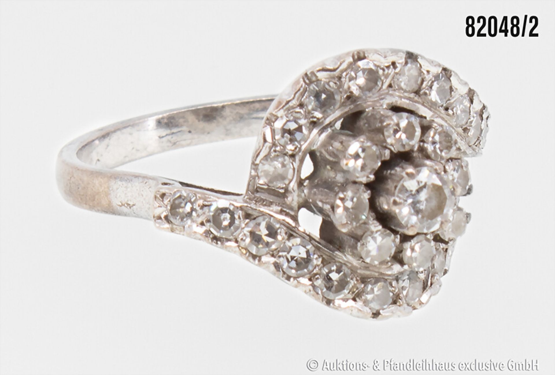 Ring, 585 Weißgold, mit einem Brillanten ca. 0,15 ct. sowie weiteren Diamanten, zus. ... - Image 2 of 2