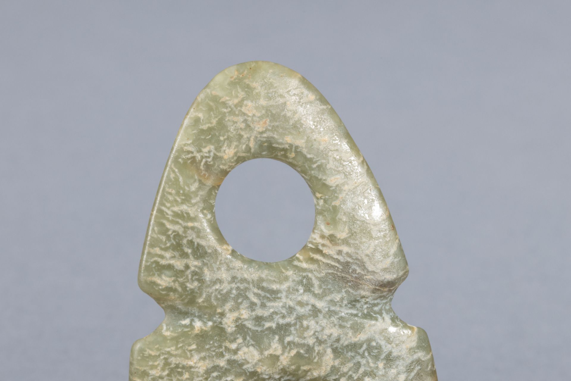 Objet rituel, formant un « 8 » double « Bi » Jade céladon, tacheté de blanc crémeux Chine Culture - Bild 5 aus 8