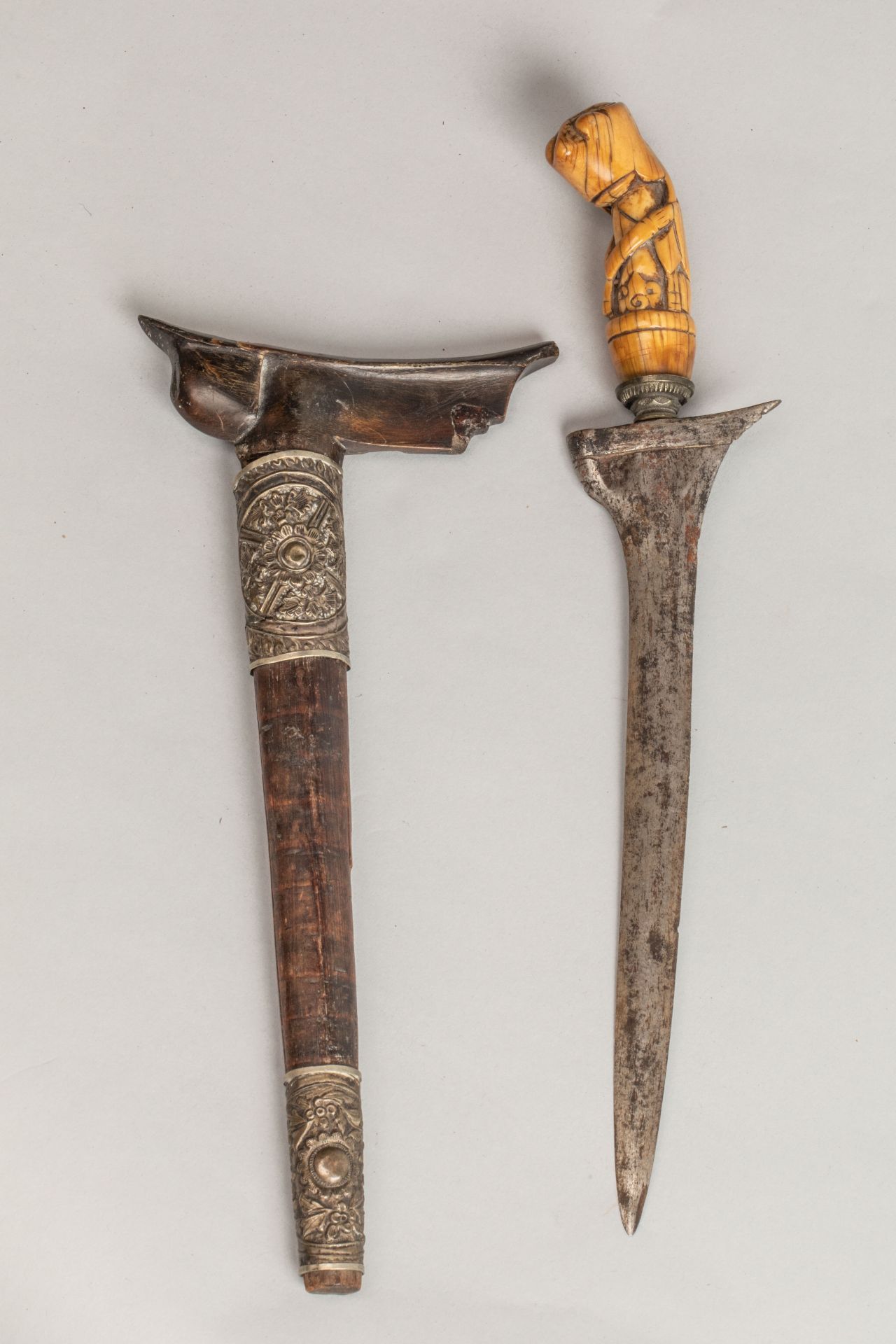 Kriss à lame droite, pommeau zoomorphe d'ivoire et fourreau de bois serti de plaques de métal