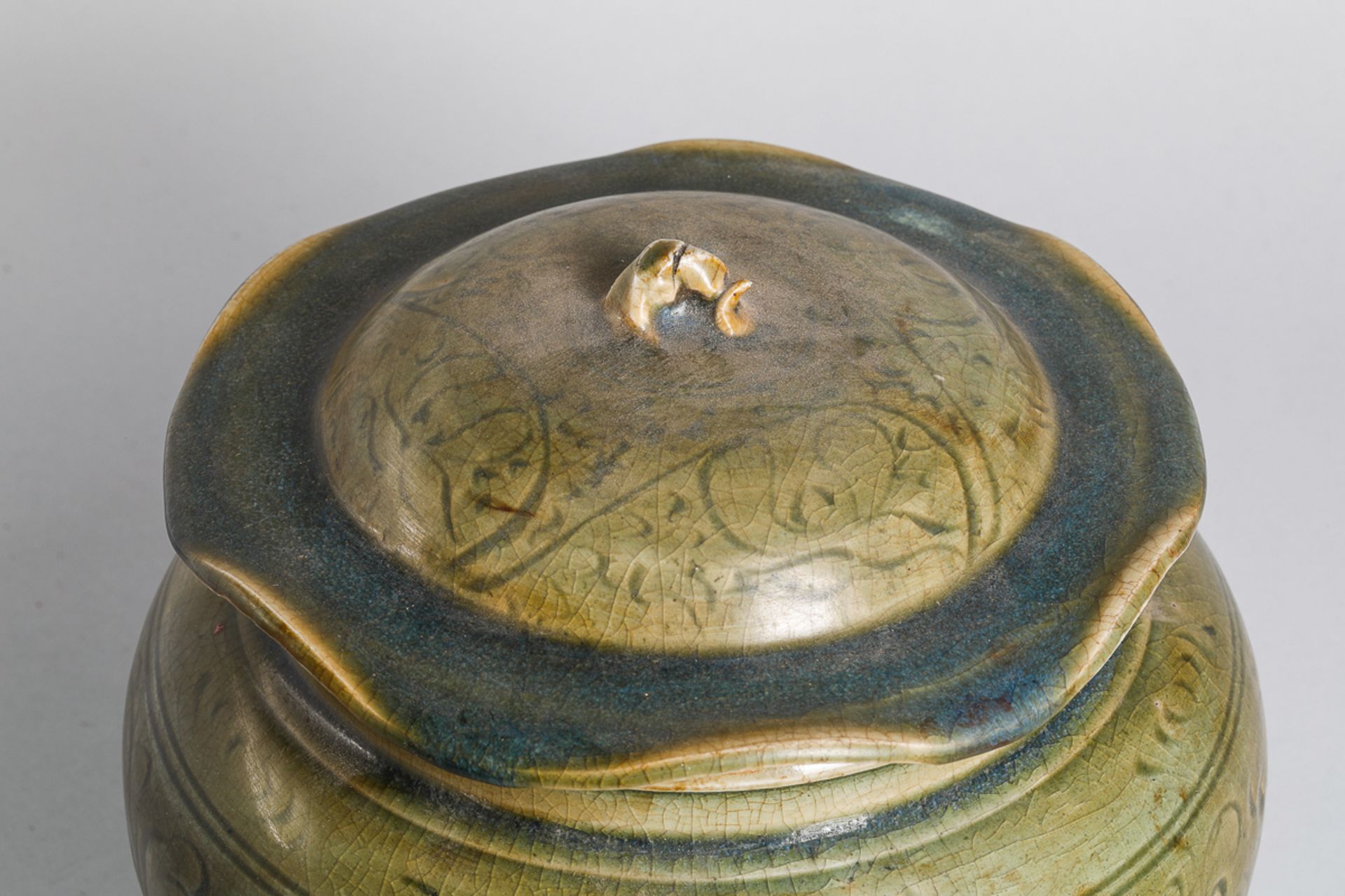 Bouillon couvert en épaisse porcelaine du Longquan incisé sous glaçure monochrome céladon de - Bild 2 aus 5