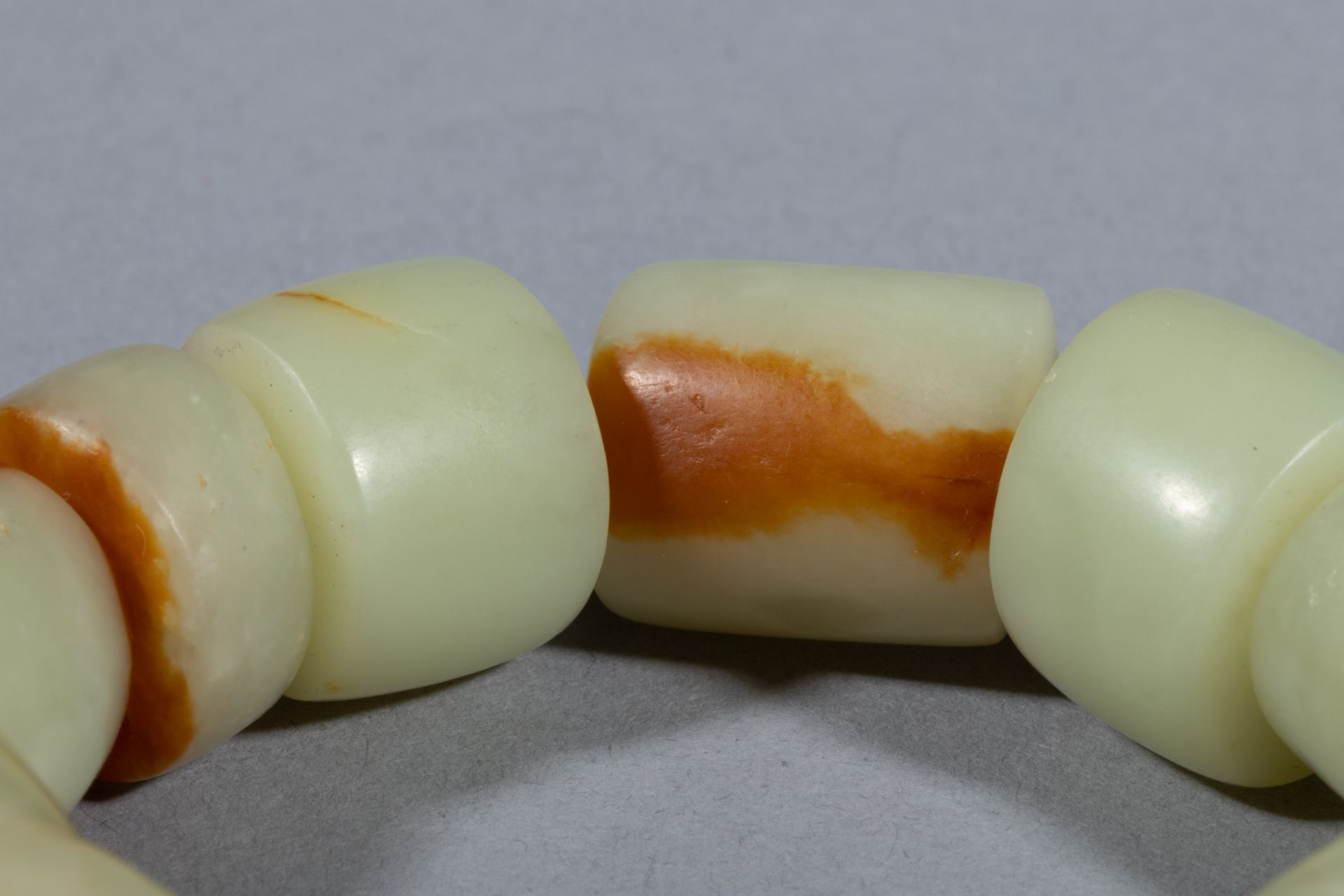 Bracelet, composé de perles cylindriques Jade céladon nuancé de brun Chine Période, des Zhou de l’ - Bild 6 aus 6