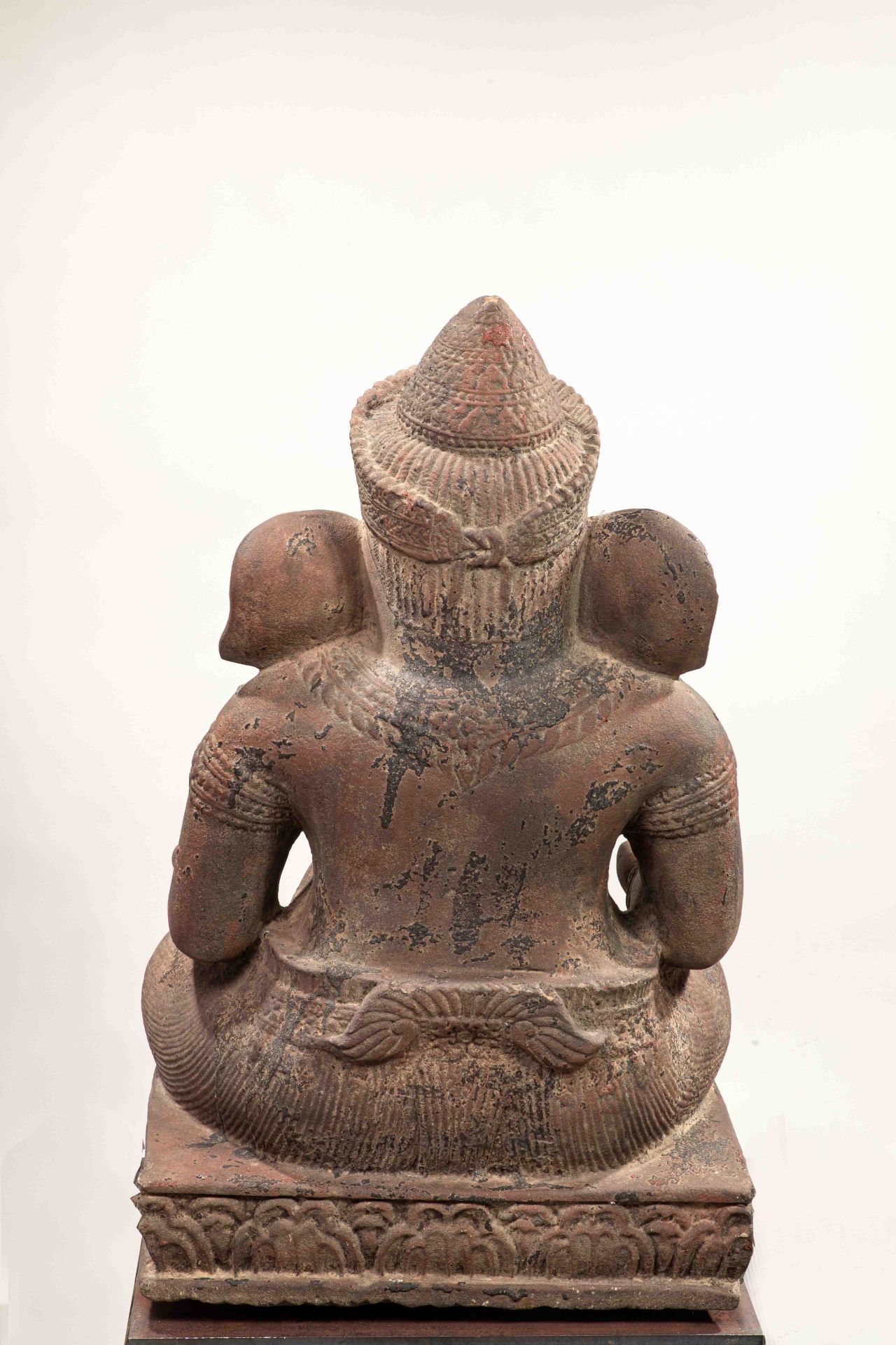 Ganesh assis en Virasana sur une base quadrangulaire lotiforme, ses deux mains posées sur ses - Image 4 of 4