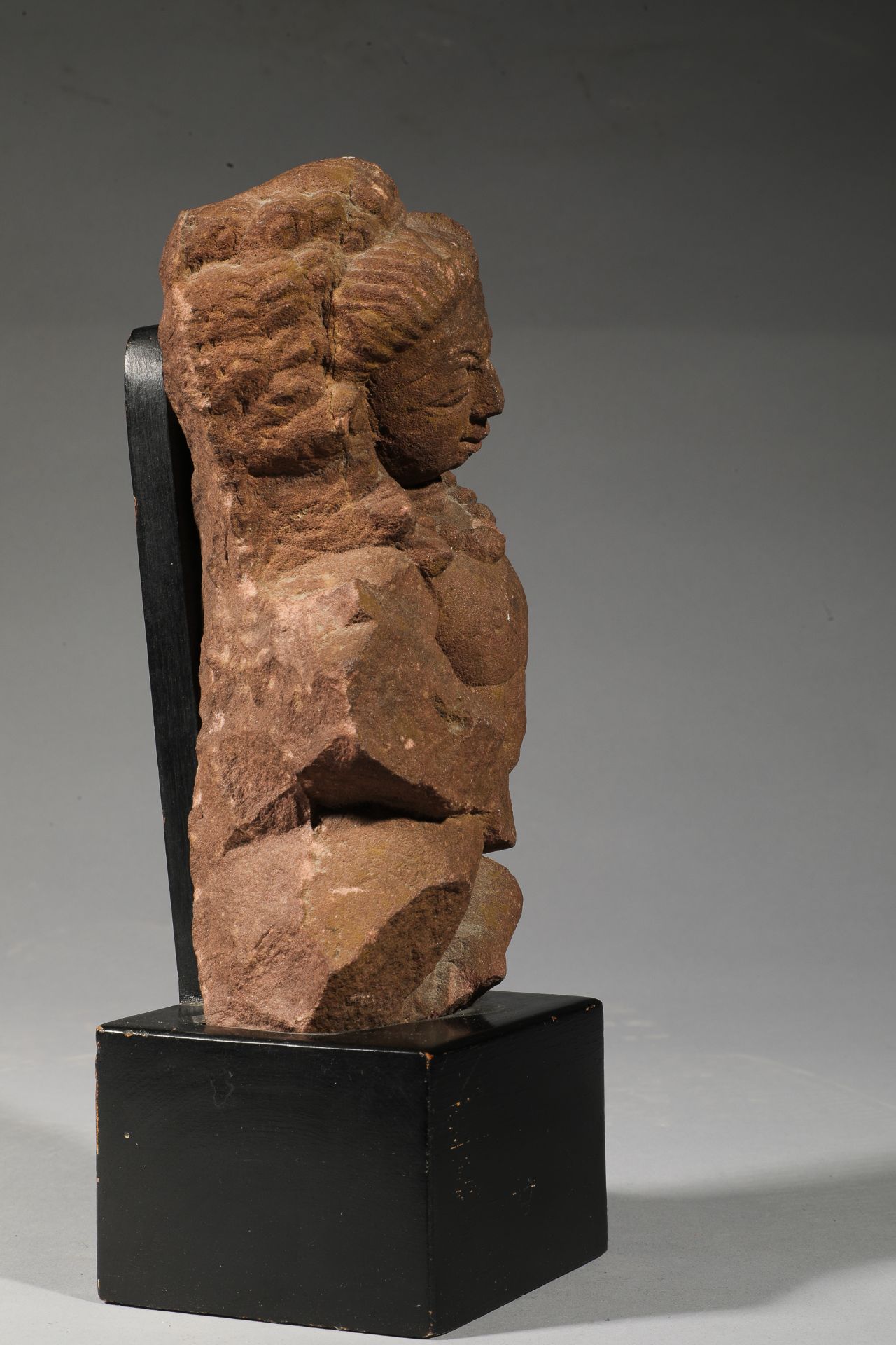 Buste de personnage masculin paraît d’un collier de perles, Pierre gris rose Inde du nord Dynastie - Image 4 of 5