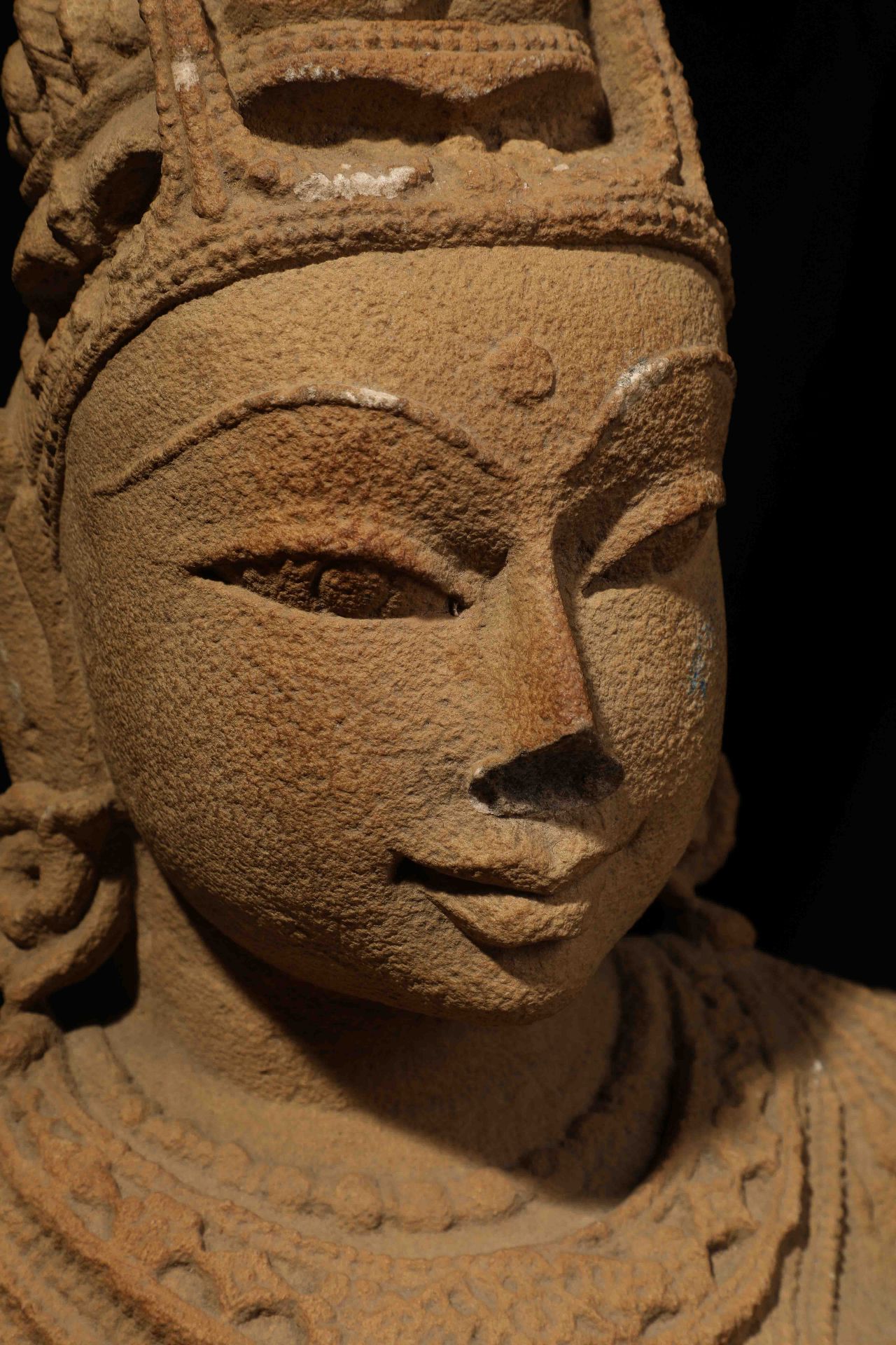 Buste de Prajnaparamita, forme féminine de Boddhisattva, à la beauté juvénile, figurée torse nu, - Bild 4 aus 9