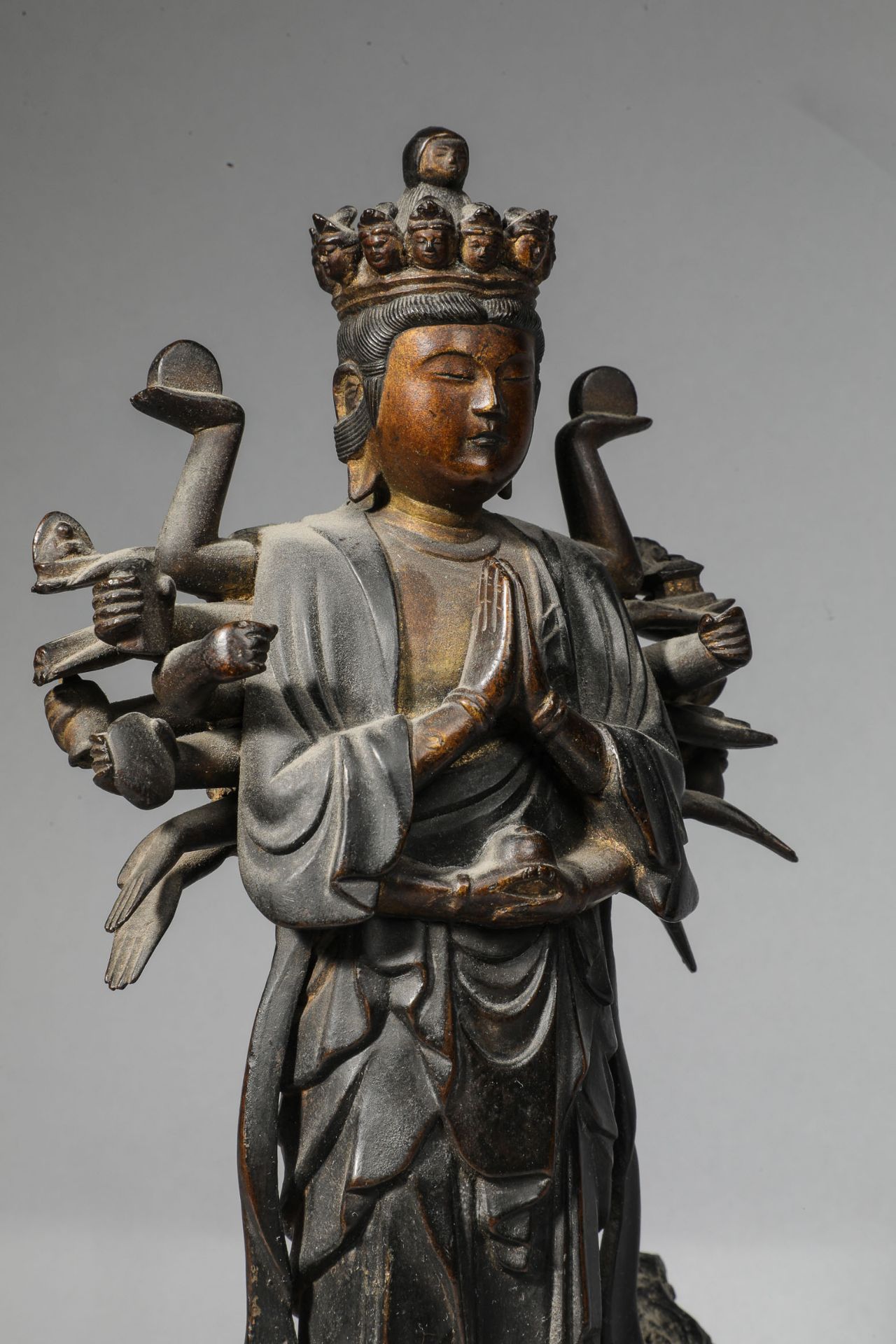 Kannon , le Boddhisattva de la compassion, debout dans une posture hiératique, sur un rocher, - Bild 3 aus 5