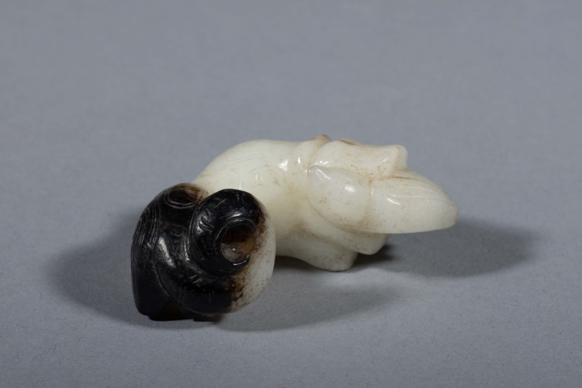 Animal, chimérique, lové Jade blanc et noir Chine Période, des Zhou de l’Ouest 11eme siècle à 770, - Bild 5 aus 9