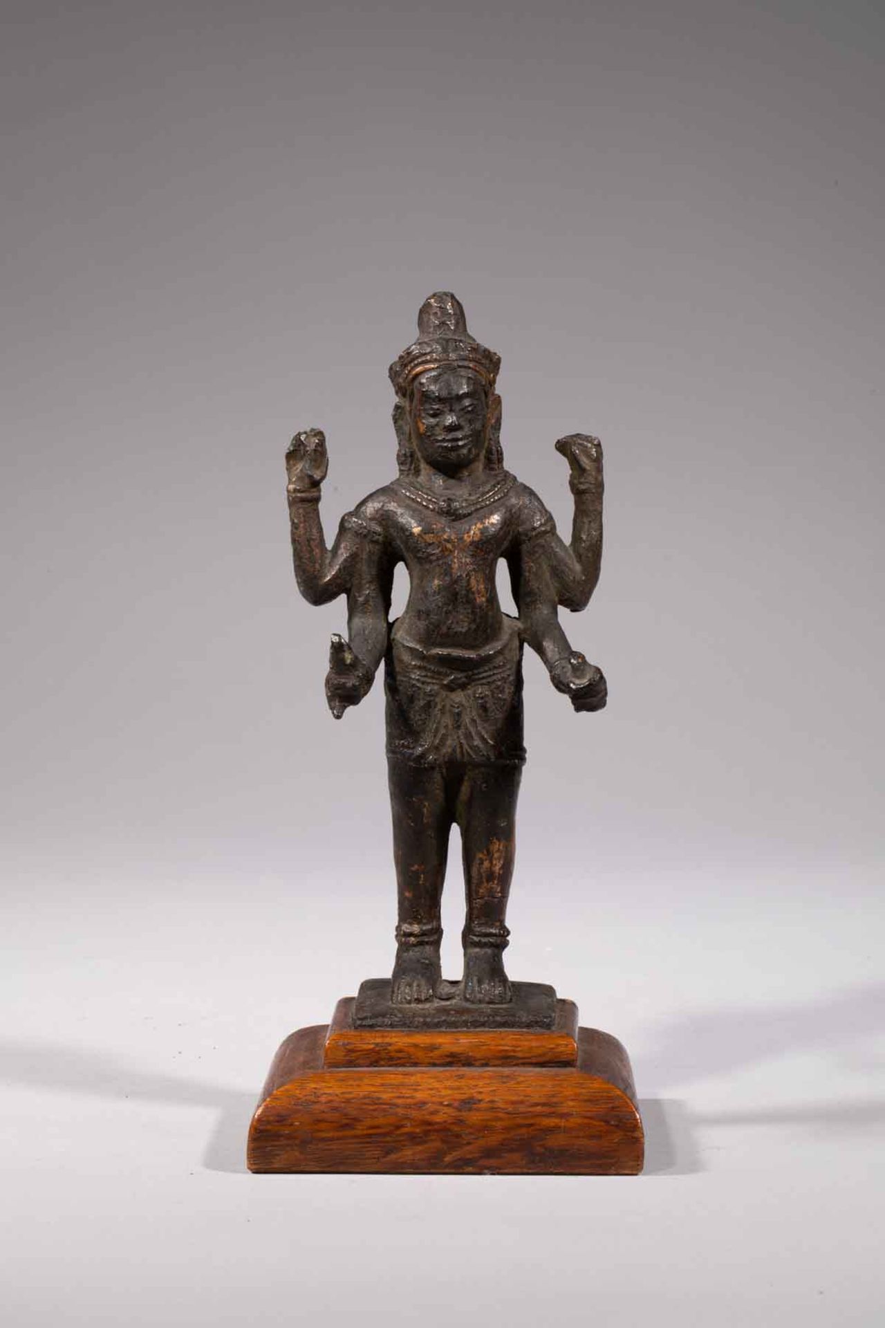 Vishnu debout dans une posture hiératique , sous une forme à 4 bras , coiffé d’une tiare , paré de