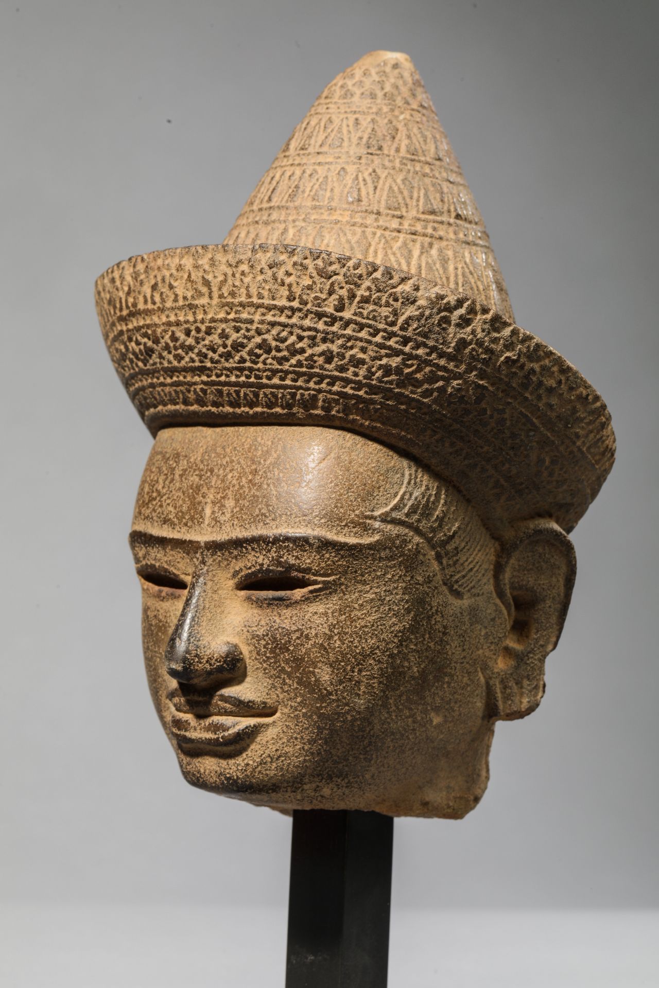 Tête de Vishnu au visage doux et sensuel à la beauté juvénile, coiffé d’une tiare Mukuta conique sur - Image 8 of 8