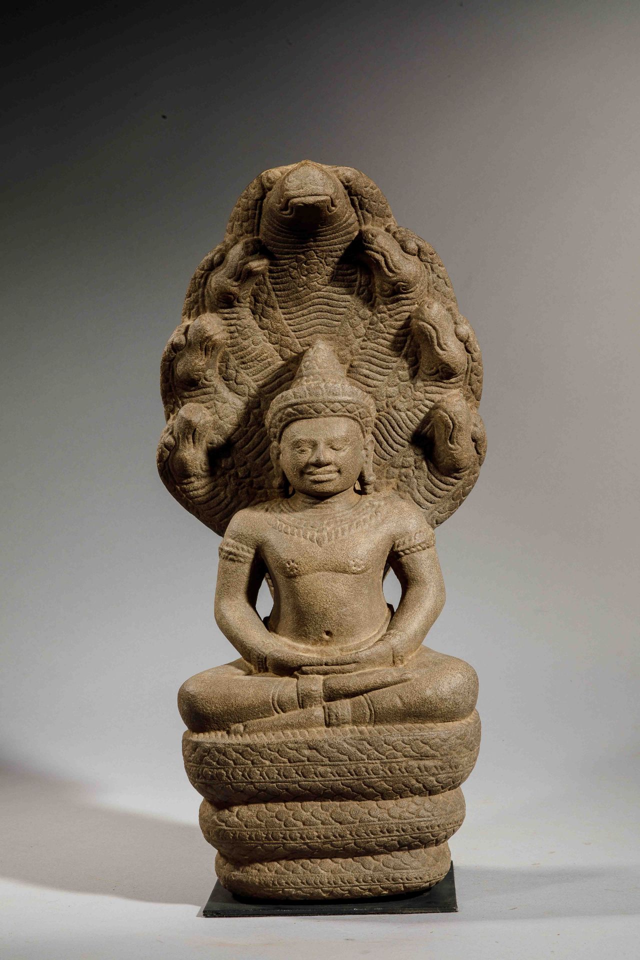 Buddha Mucilinda assis en méditation sur le corps du Naga déployant son chaperon septacephale pour - Bild 2 aus 12