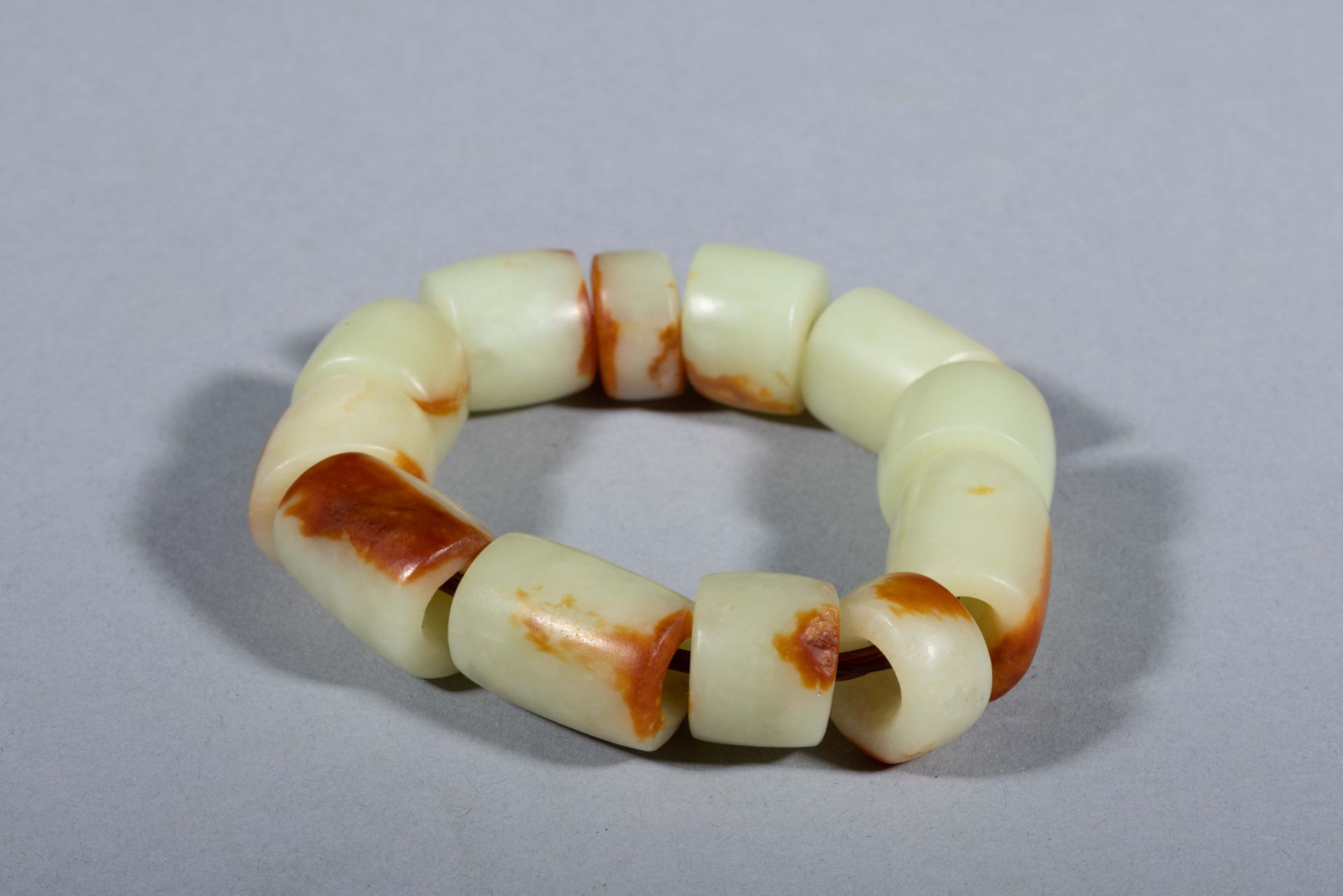 Bracelet, composé de perles cylindriques Jade céladon nuancé de brun Chine Période, des Zhou de l’ - Bild 2 aus 6
