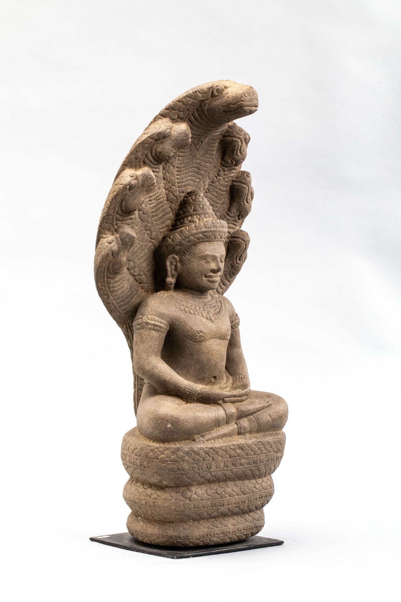Buddha Mucilinda assis en méditation sur le corps du Naga déployant son chaperon septacephale pour - Bild 3 aus 12