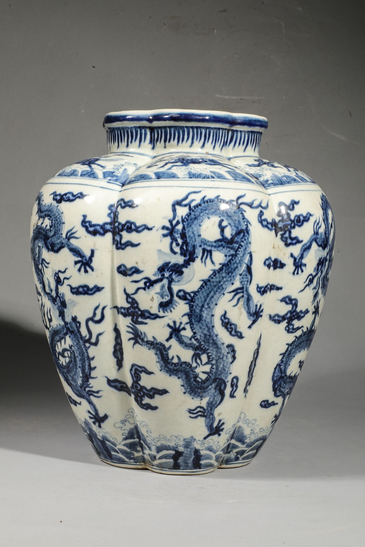 Pot à panse polylobée en porcelaine blanche décorée en porcelaine bleu cobalt sous couverte de