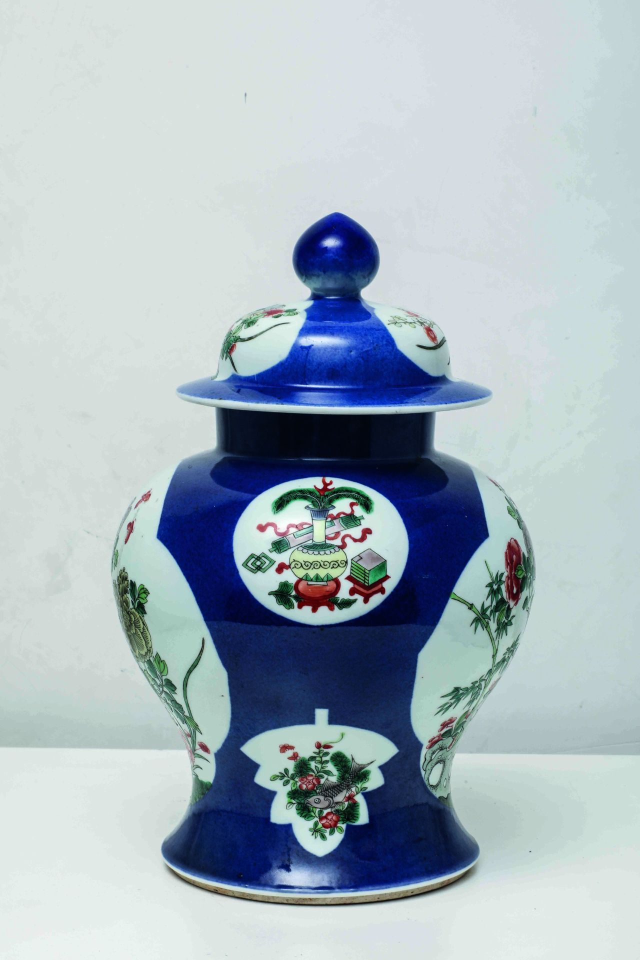 Potiche, couverte en porcelaine blanche, sur fond bleu, cobalt en négatif, décoré en réserve - Bild 10 aus 11