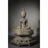 Buddha Maravijaya assis en virasana sur un haut socle étagé lotiforme la main droite en