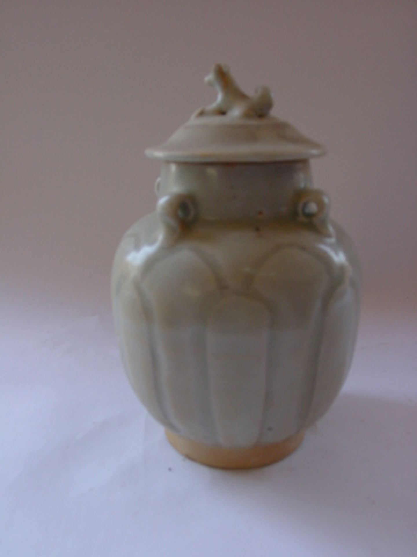 Petit pot Qinbaï oblongue couvert en fin grès porcelaineux à décor de pétales de lotus incisé sous
