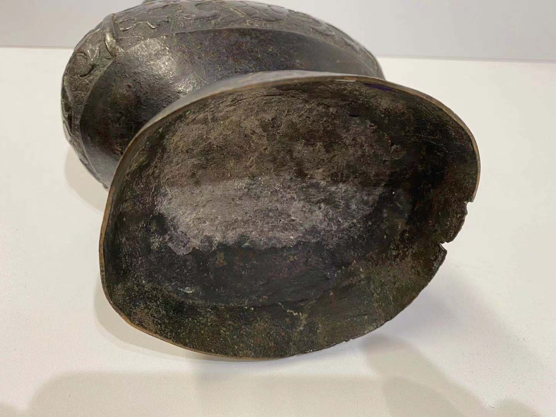 Vase archaïsant de forme Hu sur piédouche et anses zoomorphes à anneaux mobiles moulés de frises - Bild 6 aus 6