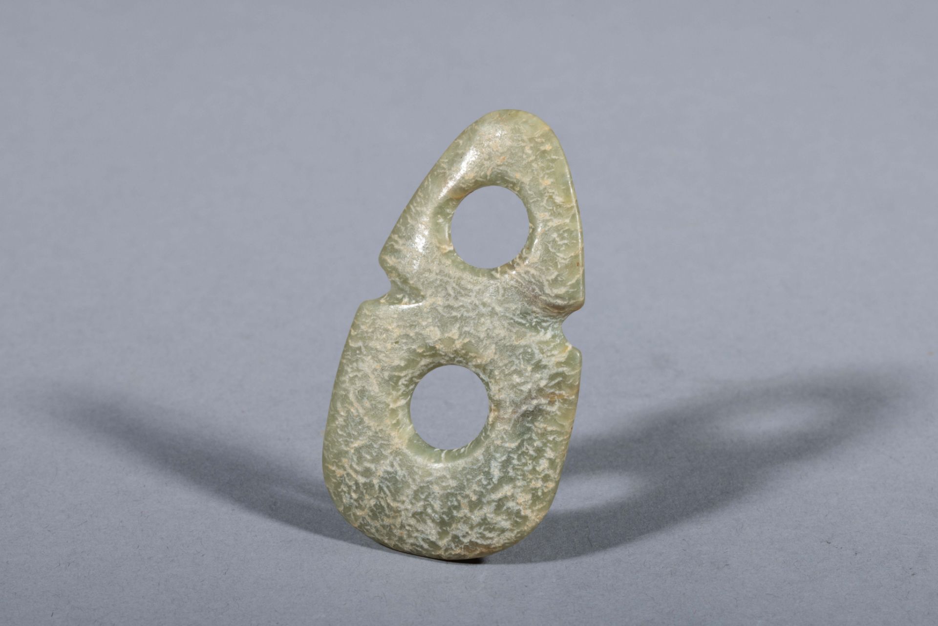 Objet rituel, formant un « 8 » double « Bi » Jade céladon, tacheté de blanc crémeux Chine Culture