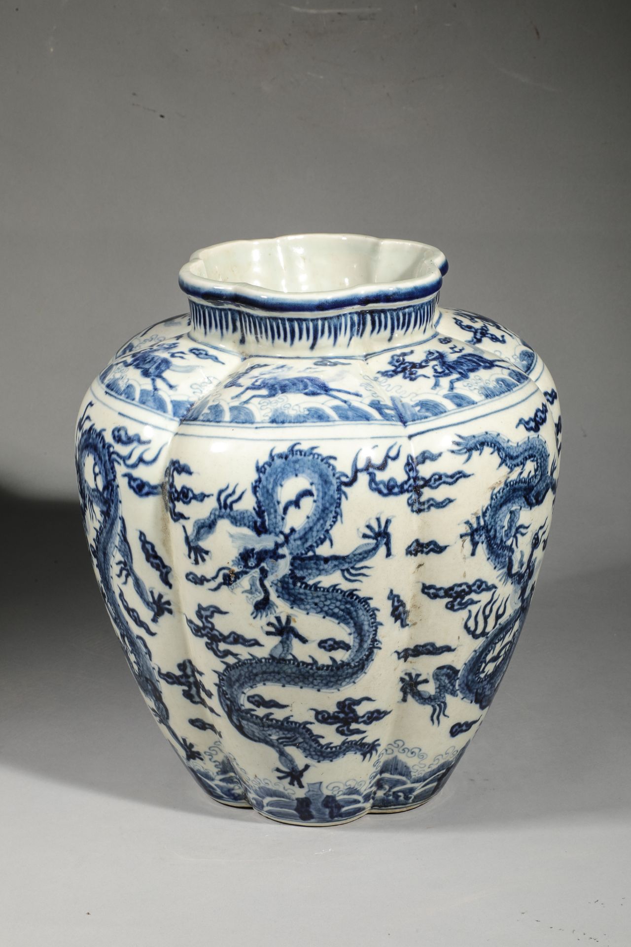 Pot à panse polylobée en porcelaine blanche décorée en porcelaine bleu cobalt sous couverte de - Bild 4 aus 5