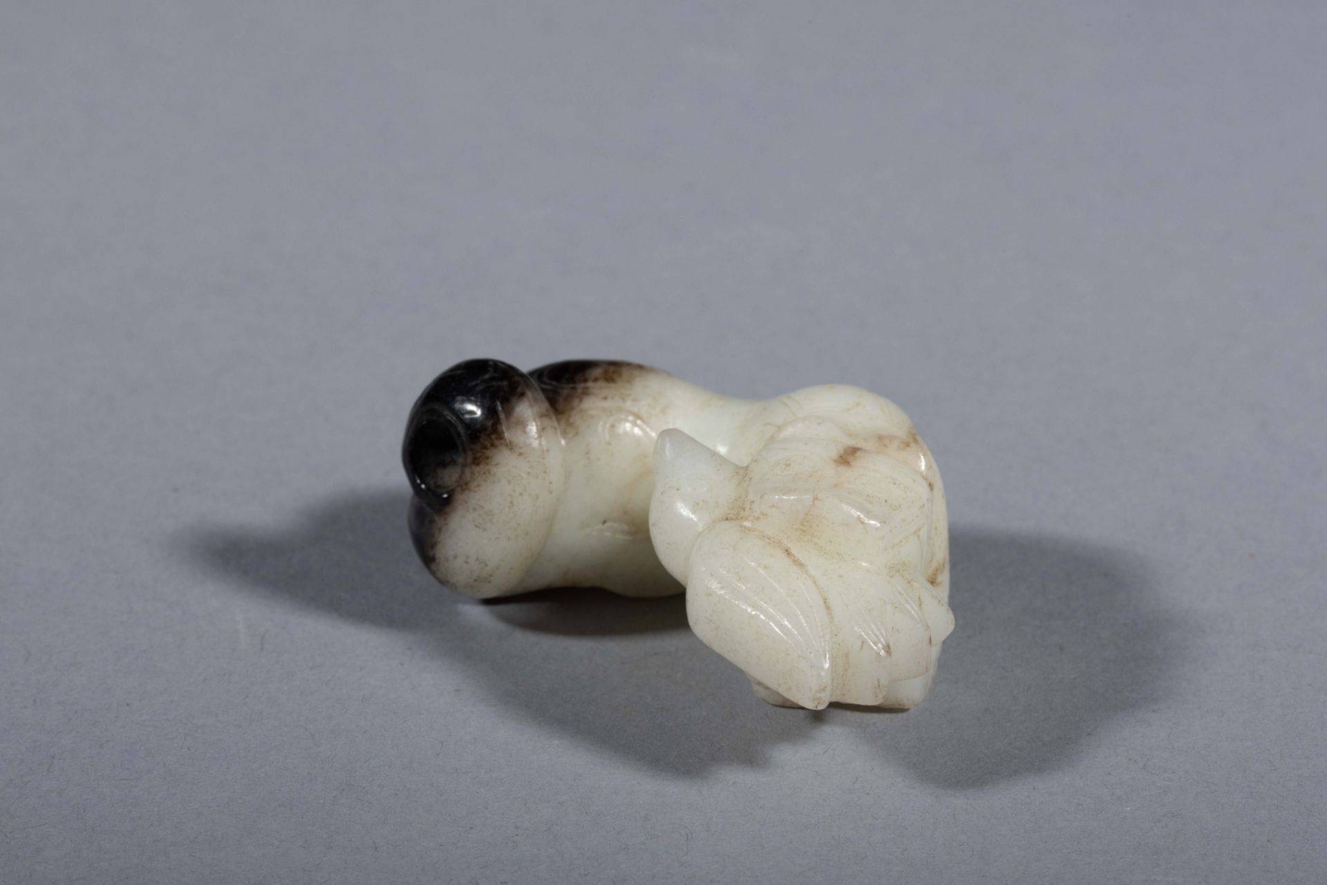 Animal, chimérique, lové Jade blanc et noir Chine Période, des Zhou de l’Ouest 11eme siècle à 770, - Bild 2 aus 9
