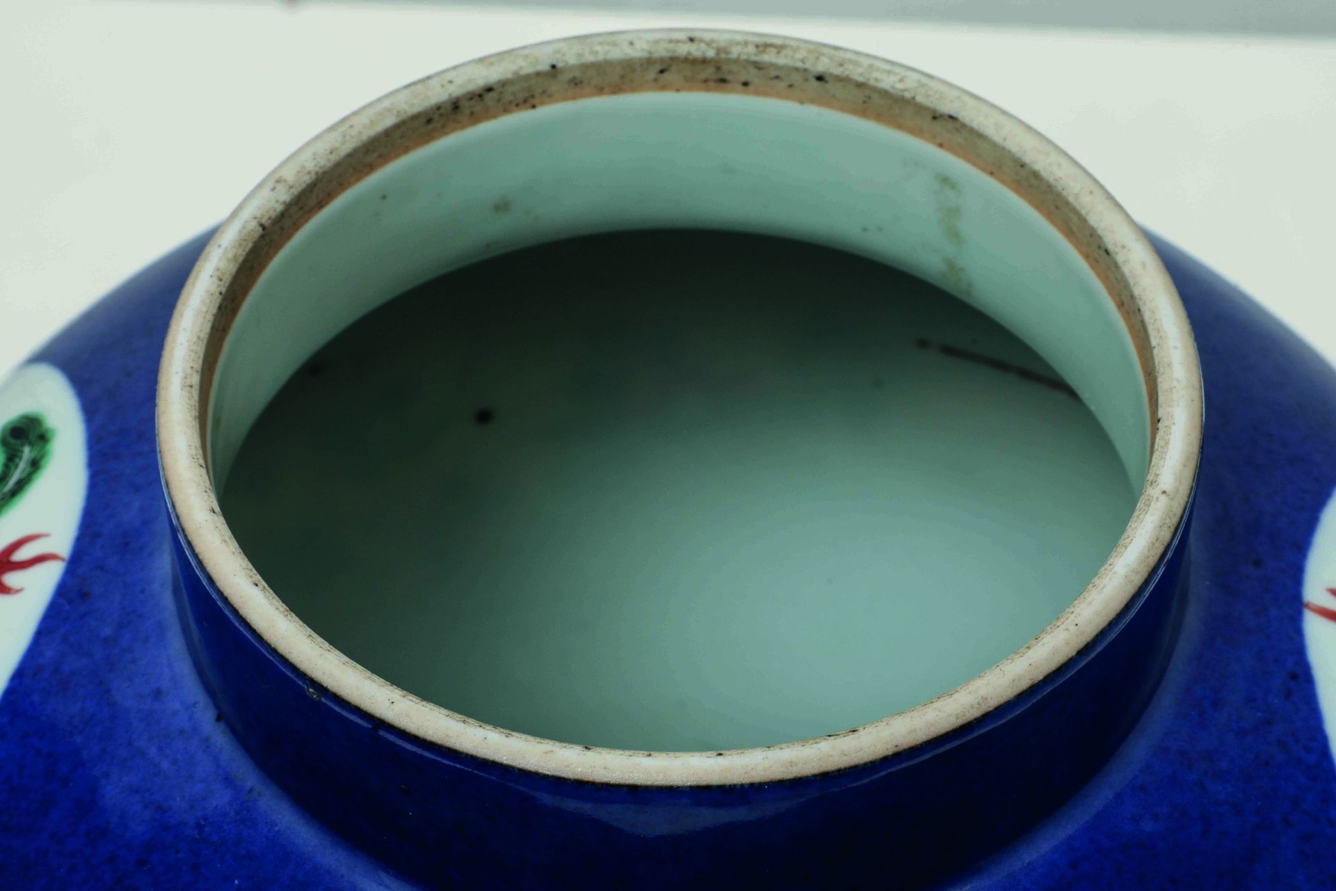 Potiche, couverte en porcelaine blanche, sur fond bleu, cobalt en négatif, décoré en réserve - Bild 8 aus 11