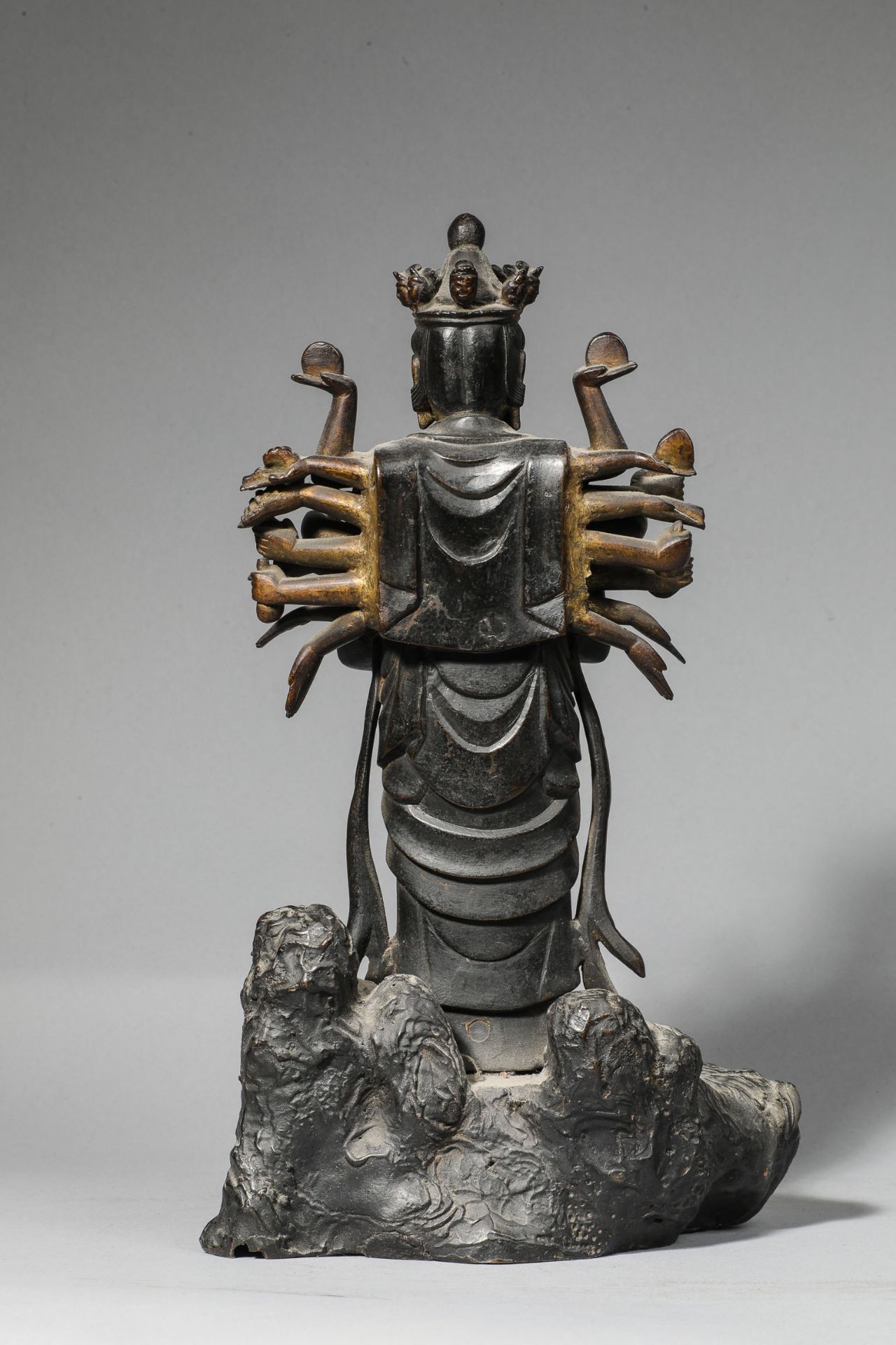 Kannon , le Boddhisattva de la compassion, debout dans une posture hiératique, sur un rocher, - Bild 4 aus 5