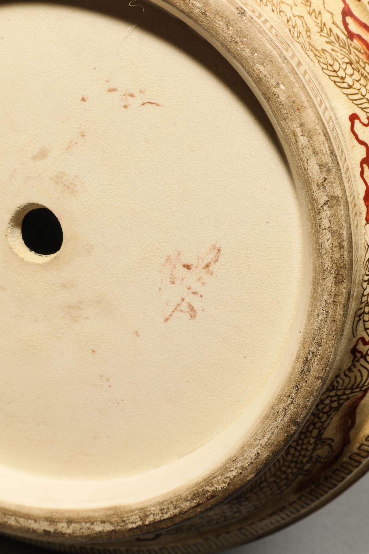 Vase cylindrique sur piètement séparé, en faïence de Satsuma décoré en émaux polychrome et rehauts - Bild 8 aus 9
