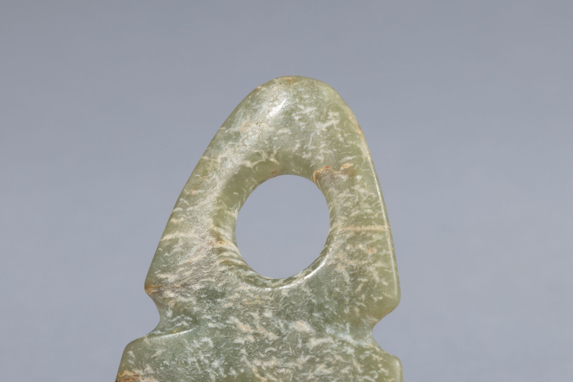 Objet rituel, formant un « 8 » double « Bi » Jade céladon, tacheté de blanc crémeux Chine Culture - Bild 3 aus 8