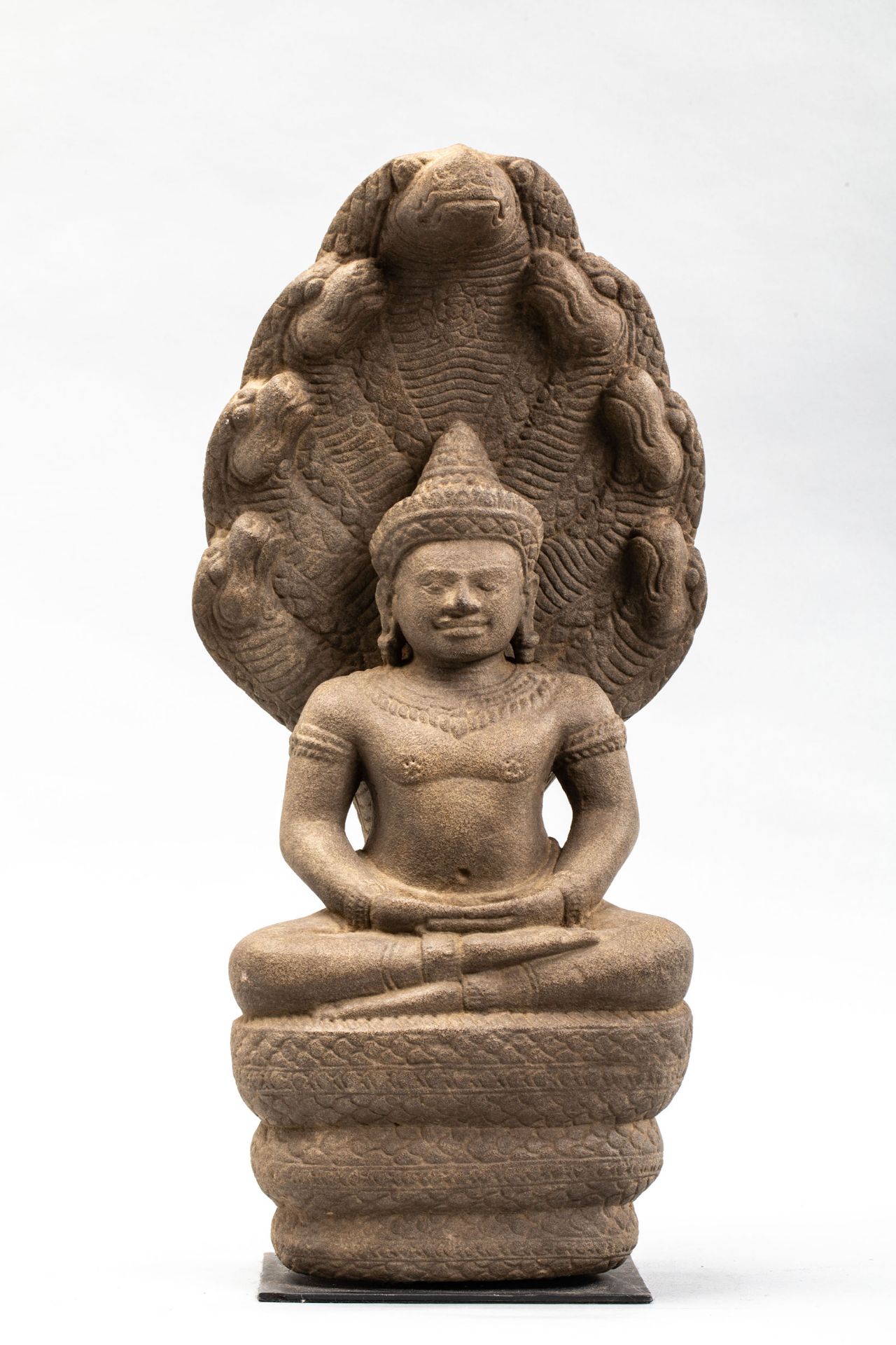 Buddha Mucilinda assis en méditation sur le corps du Naga déployant son chaperon septacephale pour