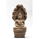 Buddha Mucilinda assis en méditation sur le corps du Naga déployant son chaperon septacephale pour