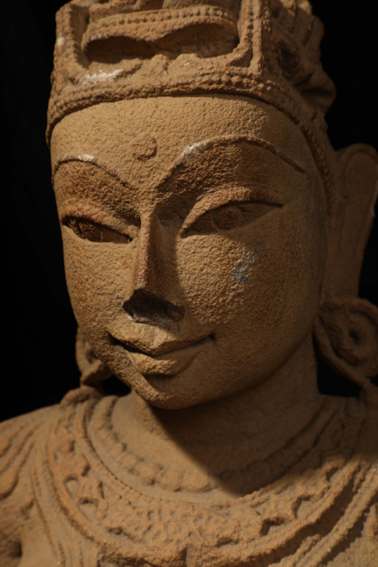 Buste de Prajnaparamita, forme féminine de Boddhisattva, à la beauté juvénile, figurée torse nu, - Image 6 of 9