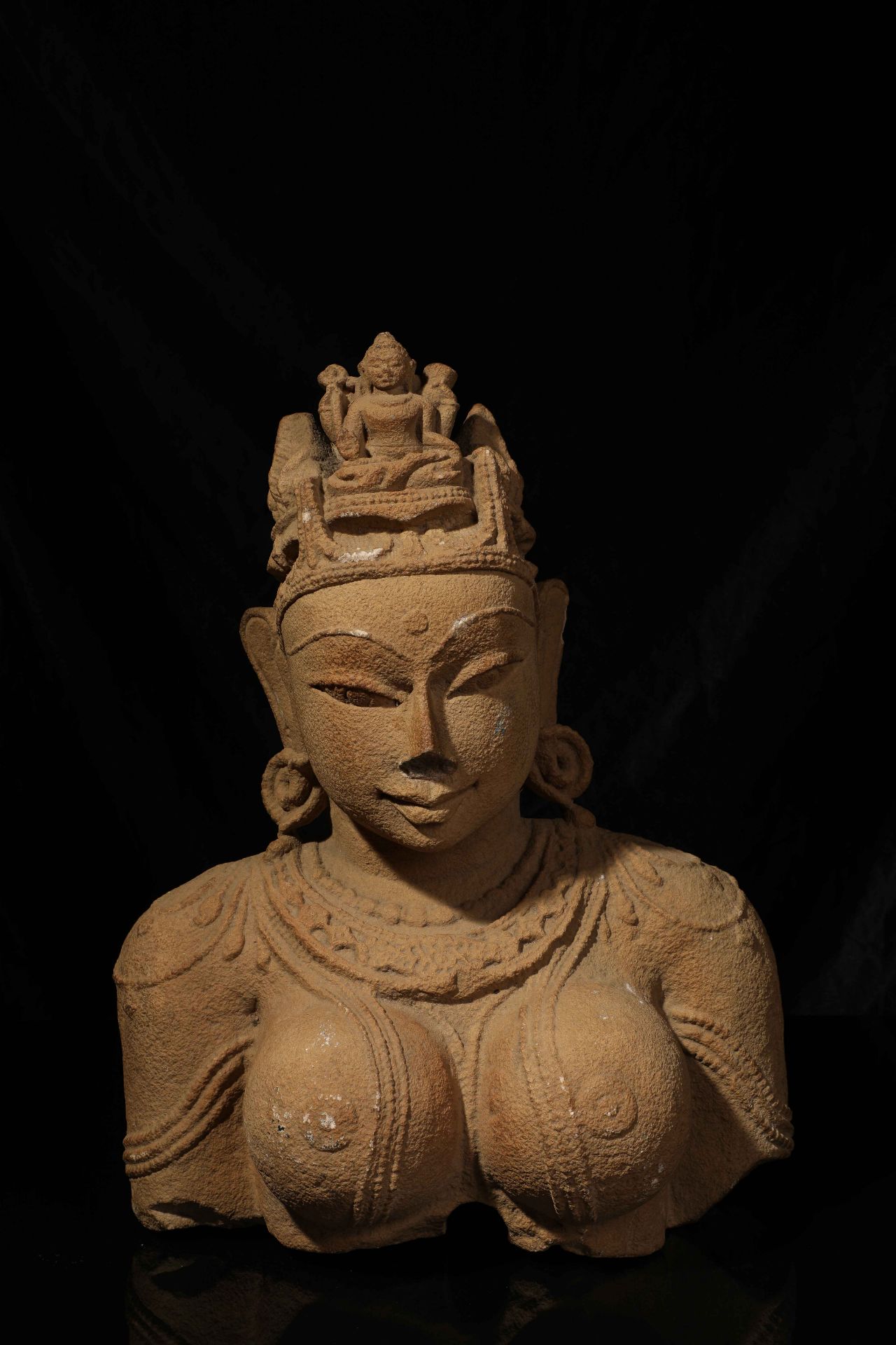 Buste de Prajnaparamita, forme féminine de Boddhisattva, à la beauté juvénile, figurée torse nu,